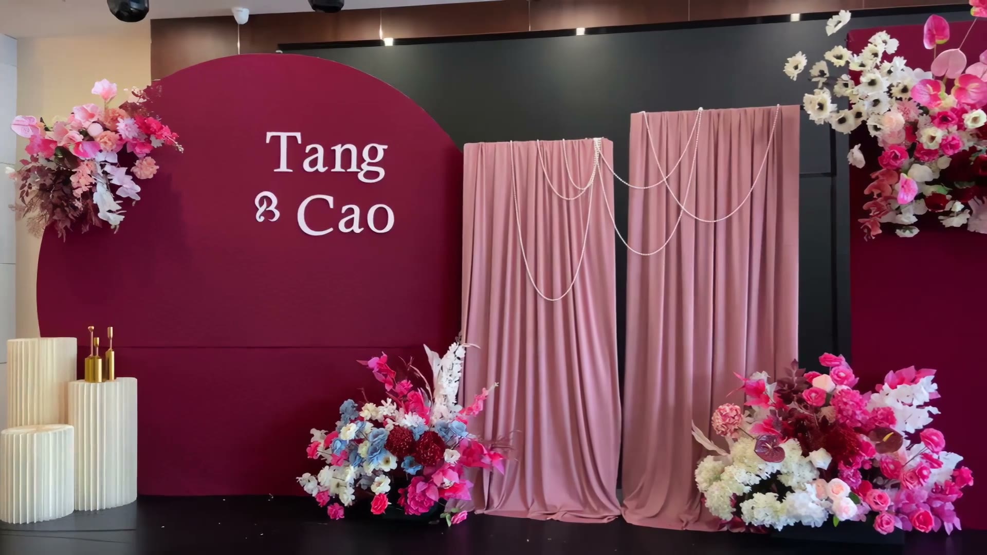 玫红色系小众设计感订婚宴