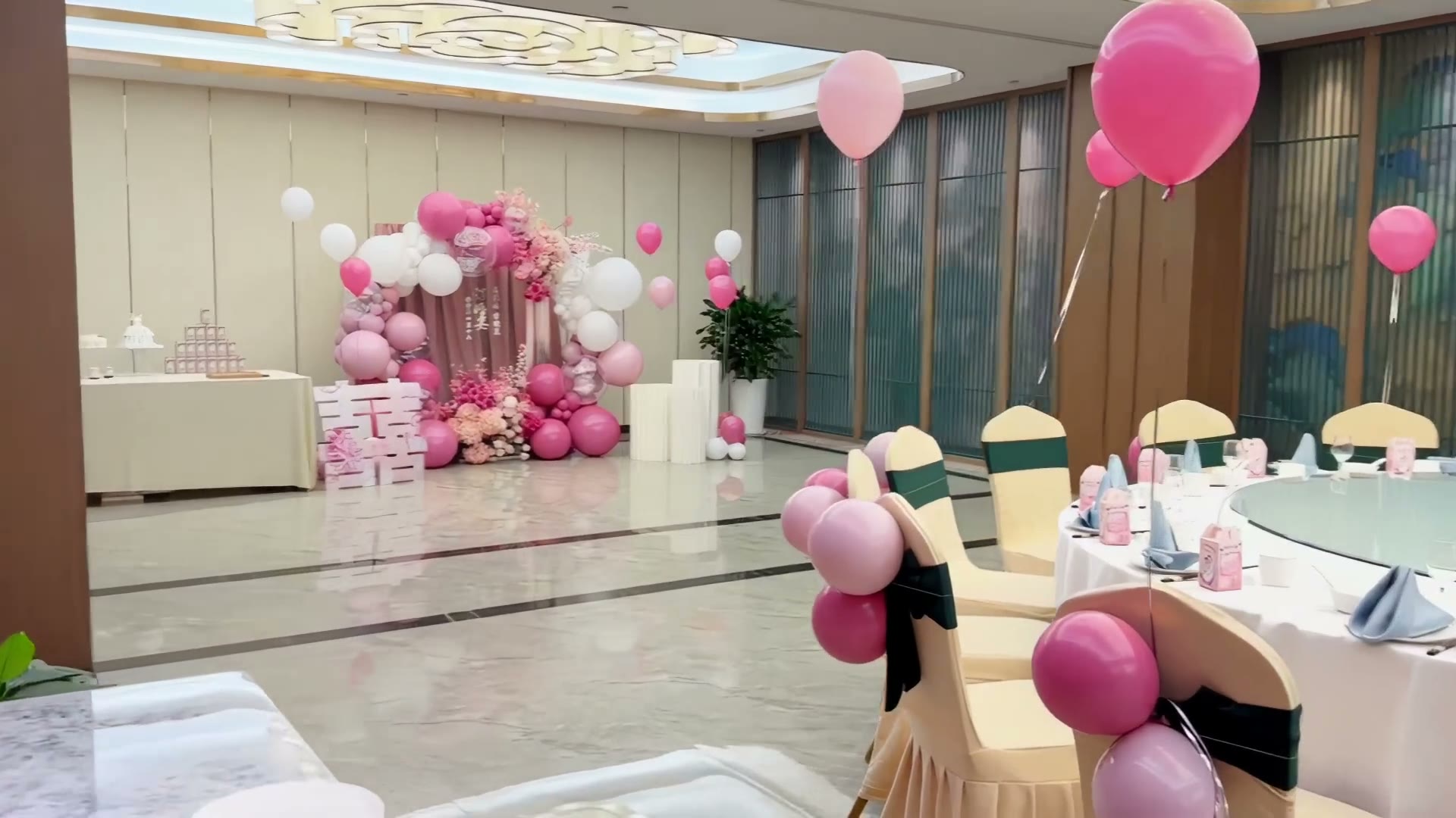 小预算粉色布幔订婚宴