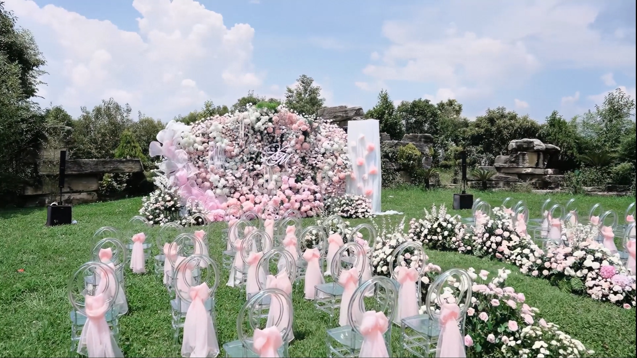 白粉色韩式花墙户外草坪婚礼