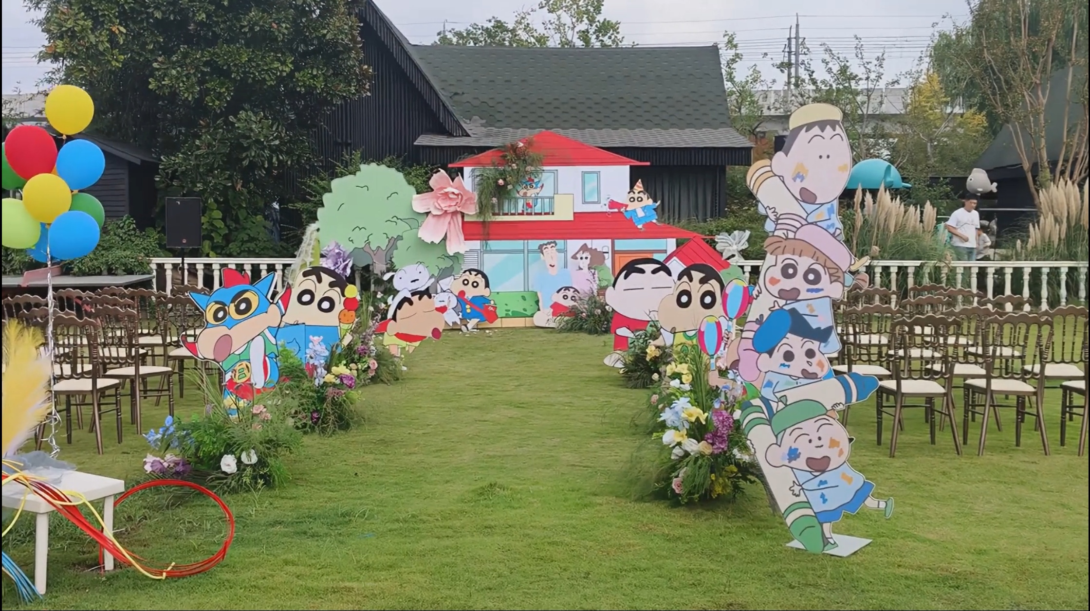 蜡笔小新草坪户外婚礼