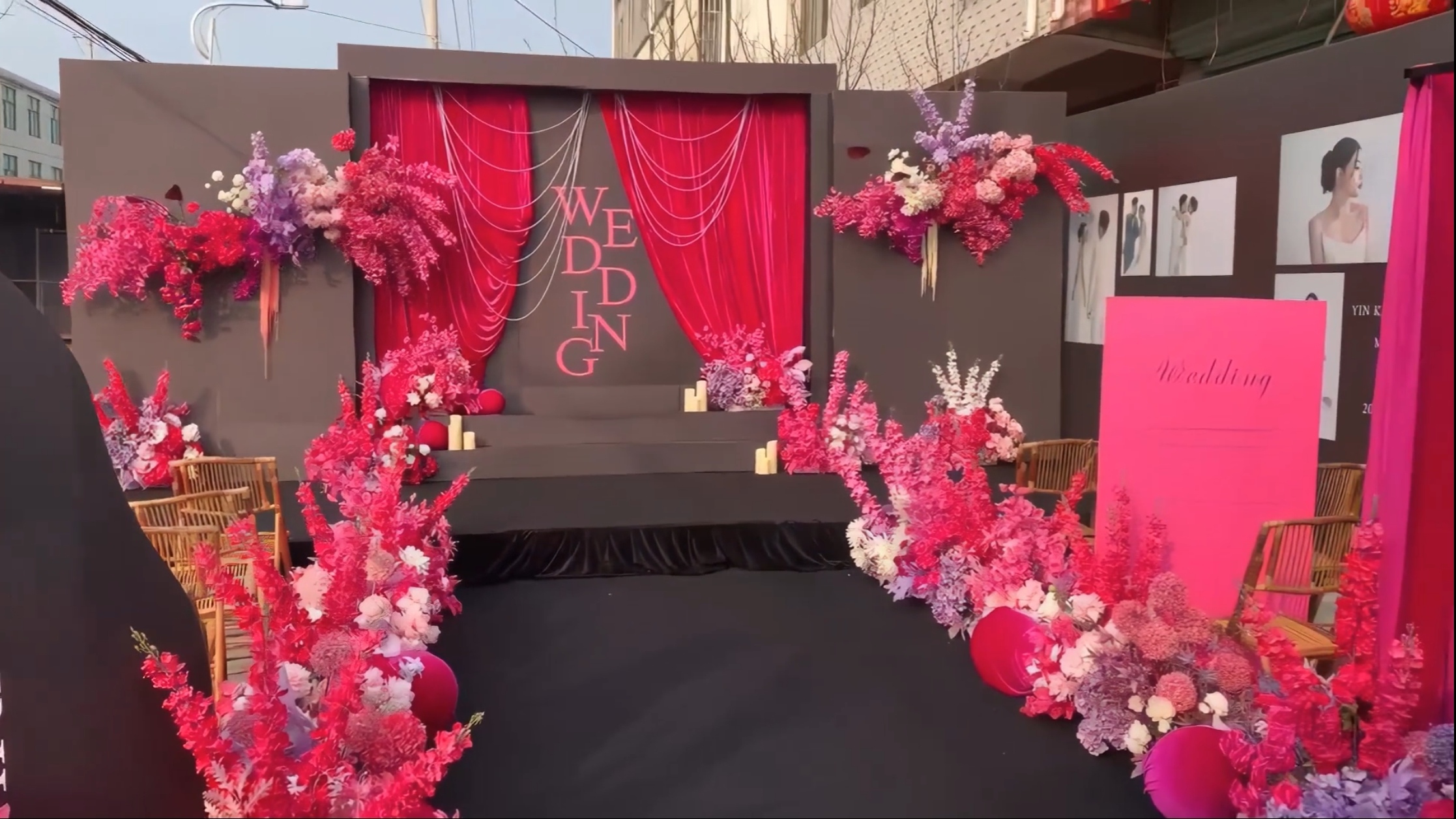 黑与玫红色的撞色系婚礼