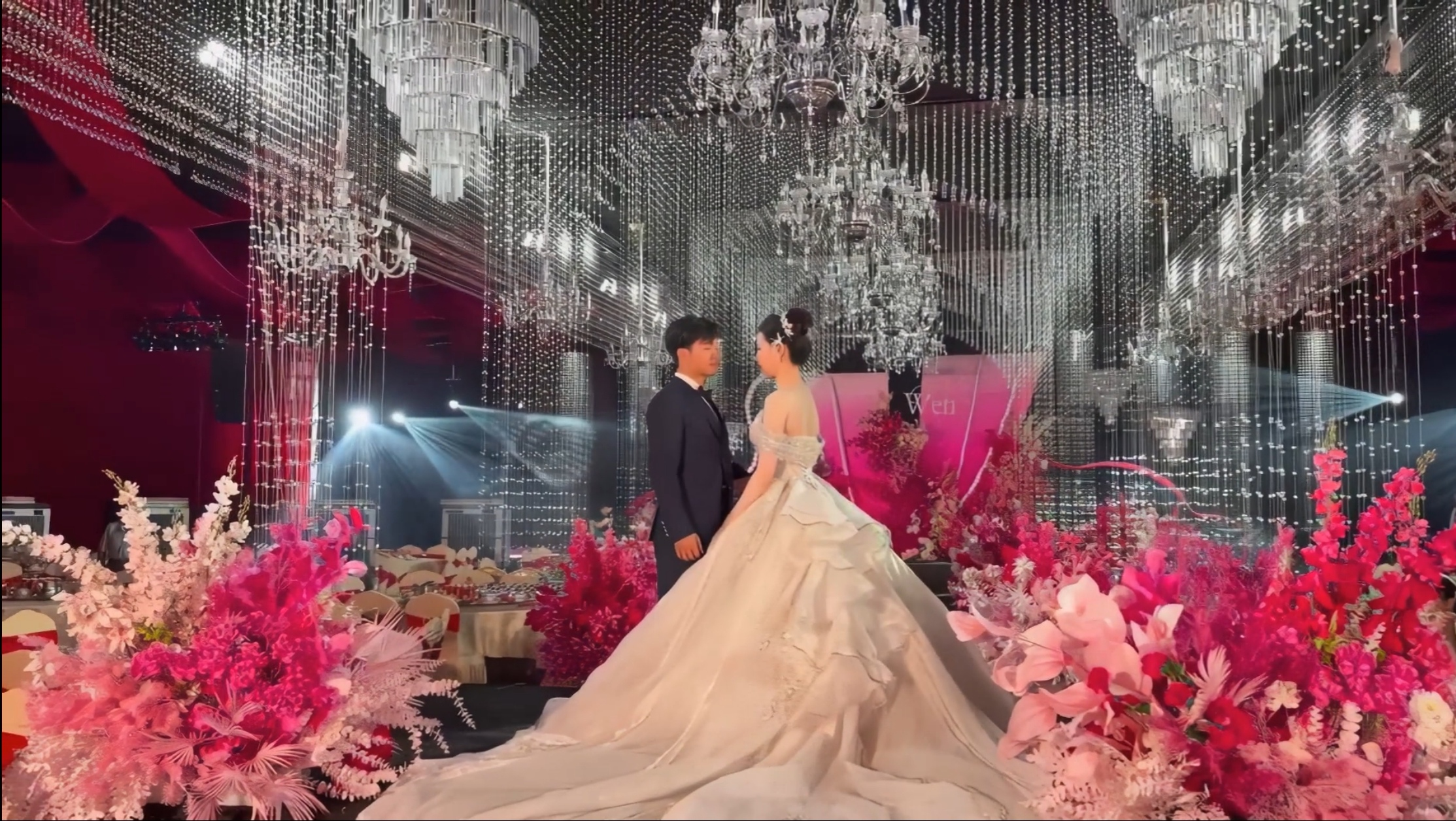 高级玫红色水晶轻奢户外大棚婚礼