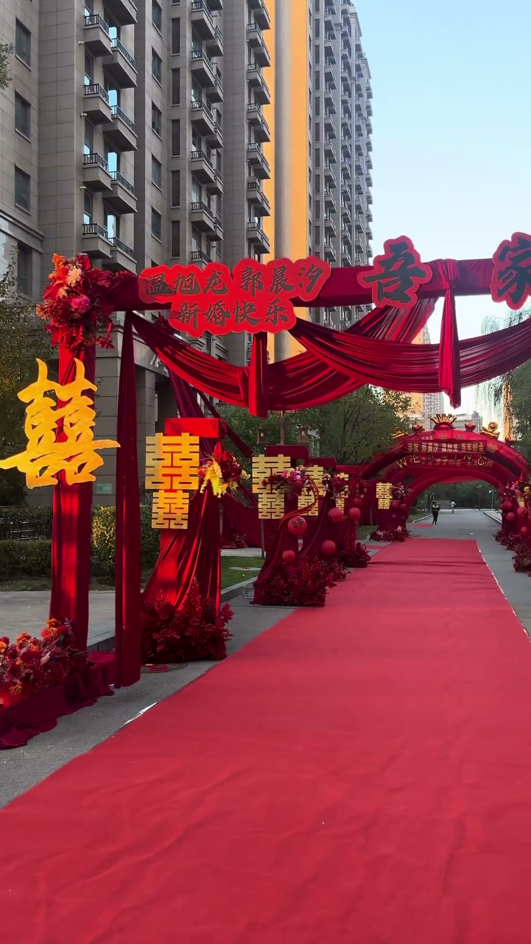红金新中式小区迎宾七字长廊布置