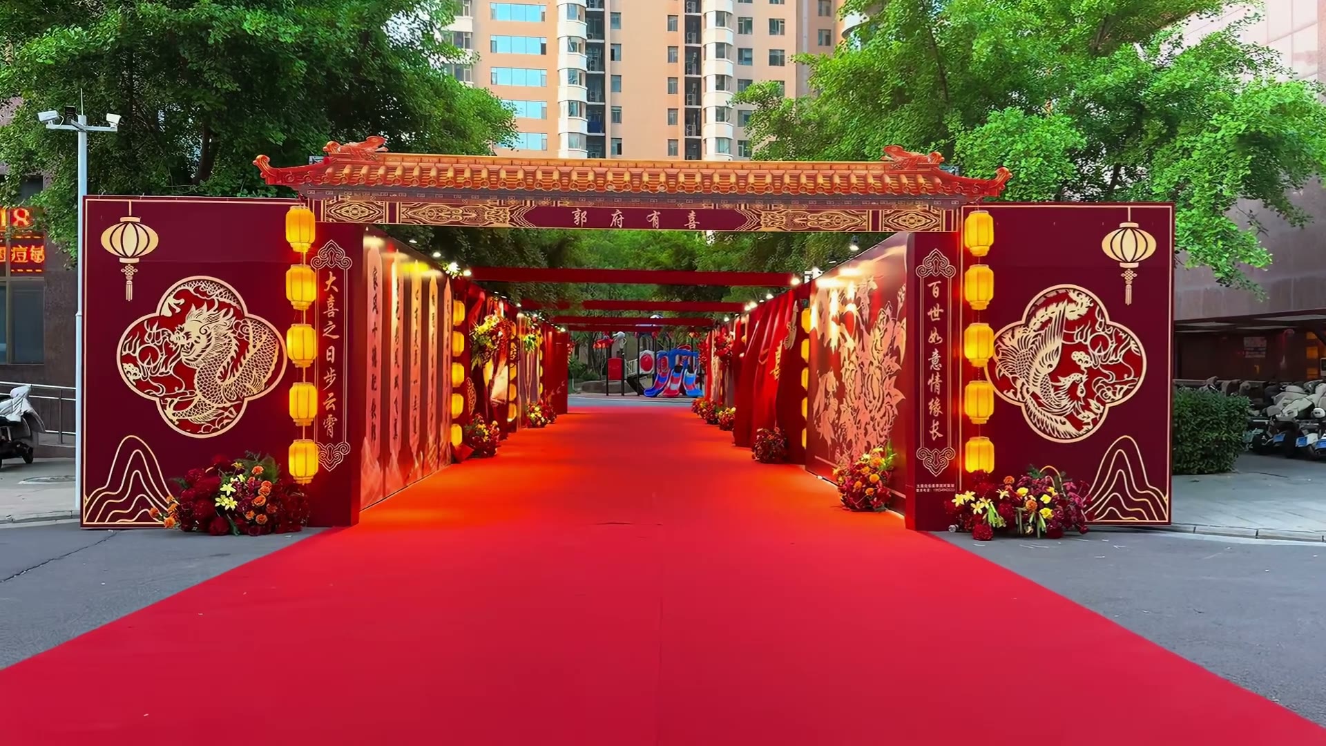 新中式红金配色龙凤迎宾长廊布置