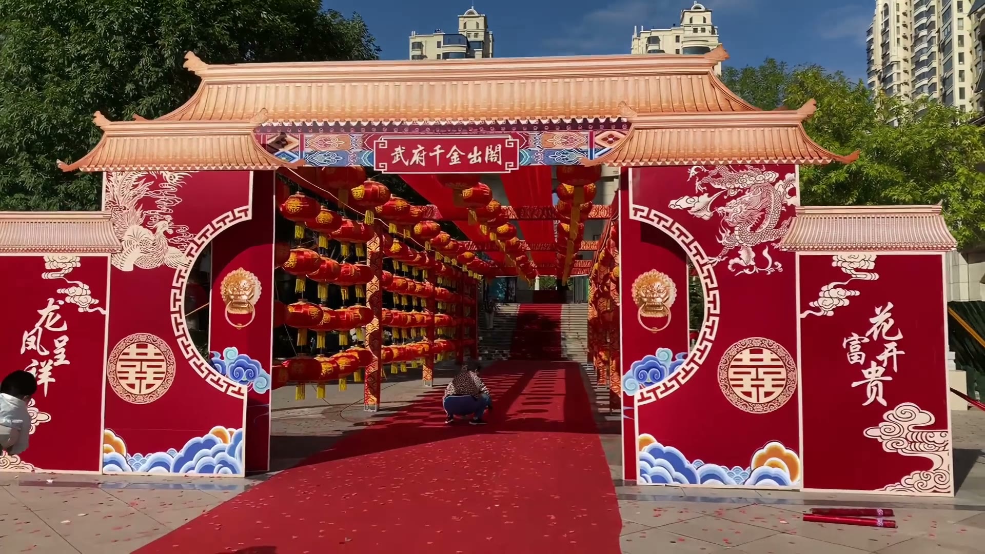 小区迎宾灯笼通道布置