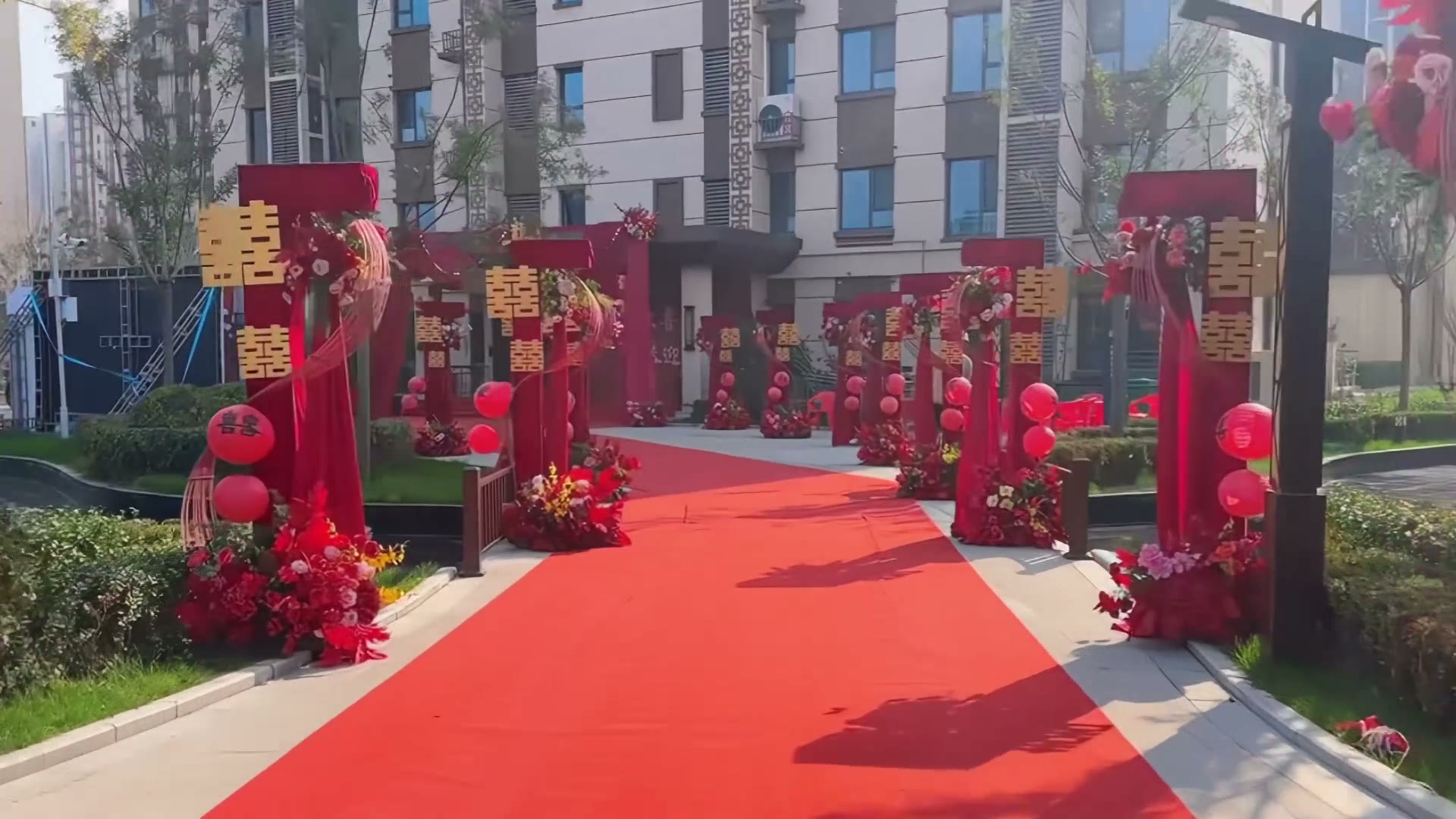 结婚小区单元口迎宾布置