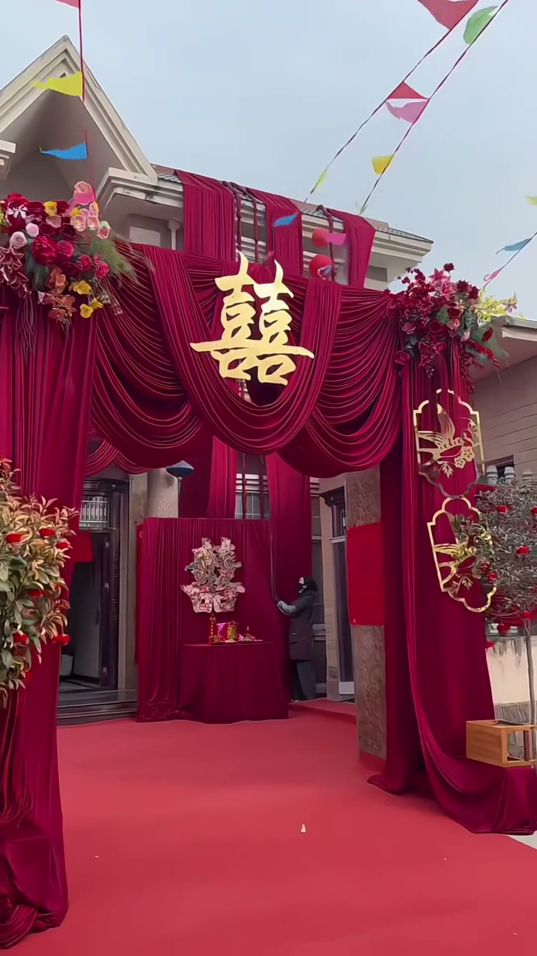 红色布幔自建楼结婚布置
