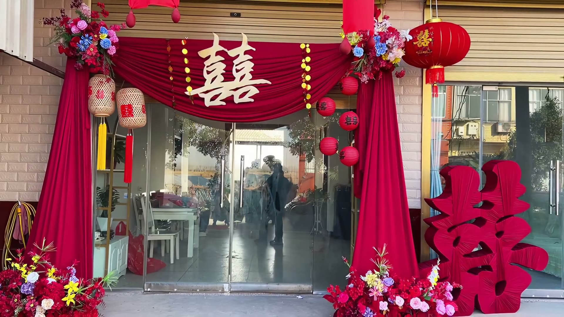 农村挺欢布幔拱门布置