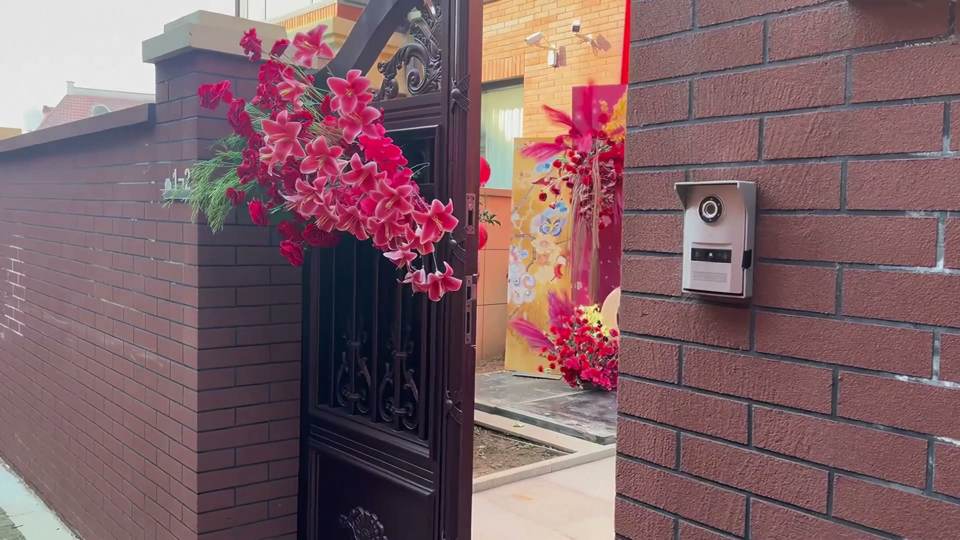 红金色囯潮醒狮自建房结婚布置