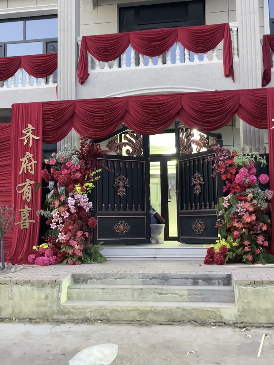 红色喜庆自建楼外墙布置