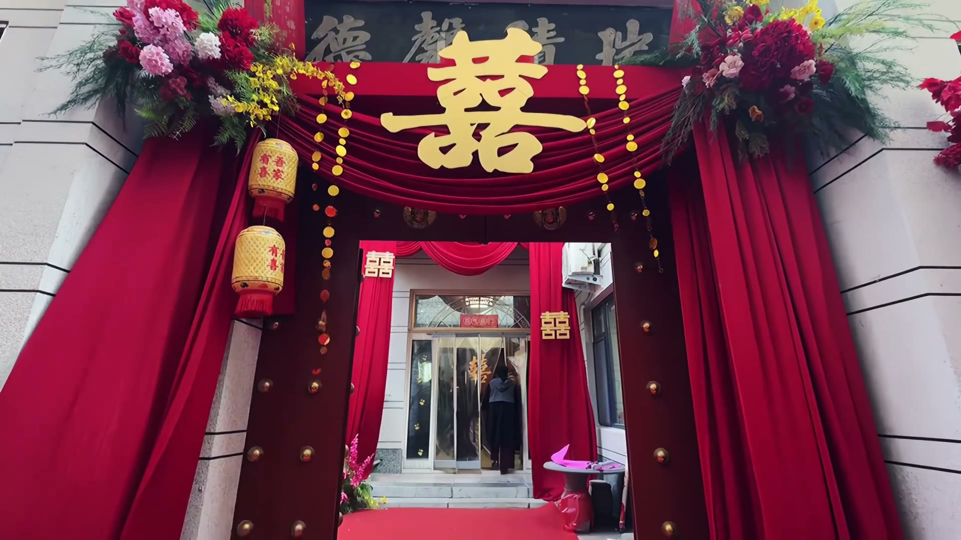 红色挑高布幔农村自建楼布置