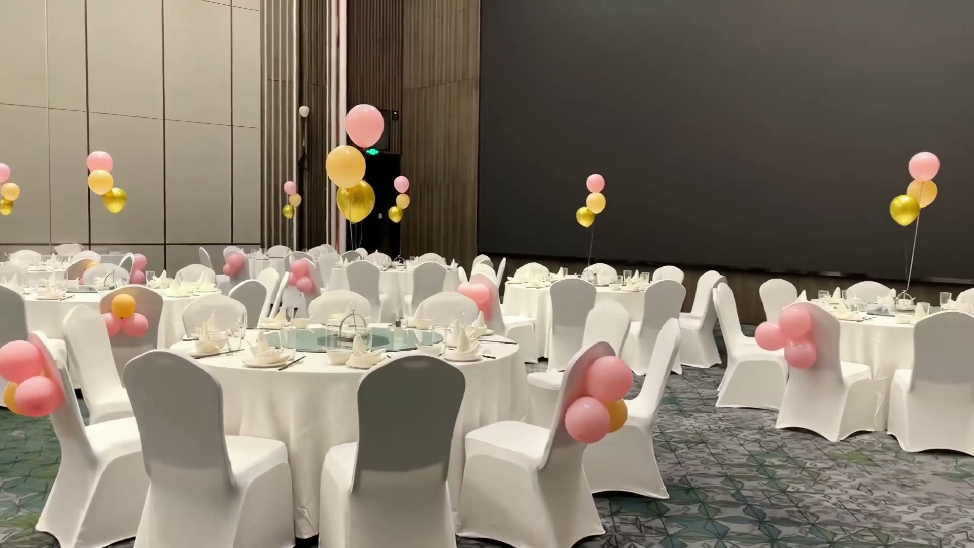 粉色白系小众兔子满月宴
