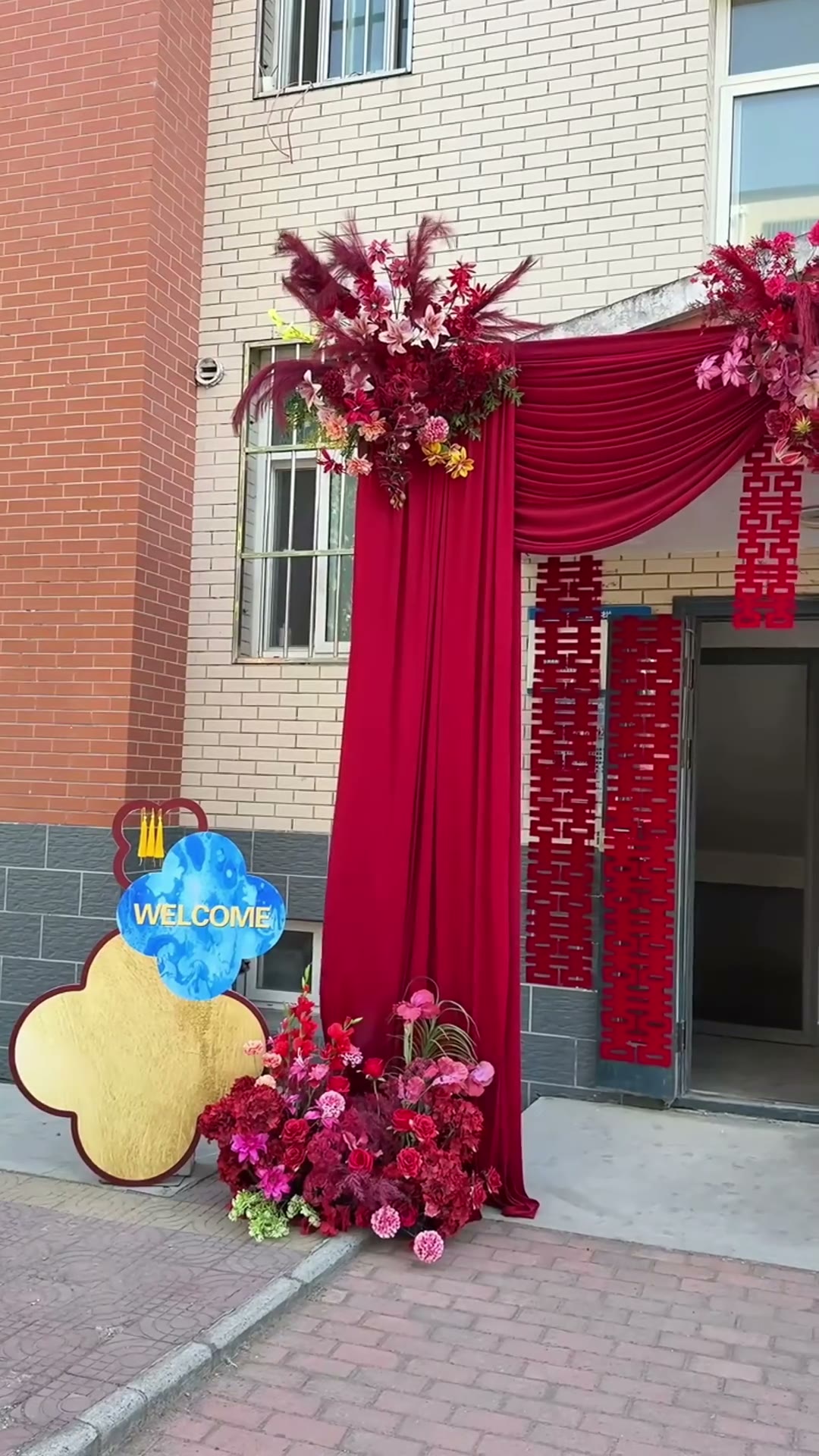 红布幔喜字小区单元门布置