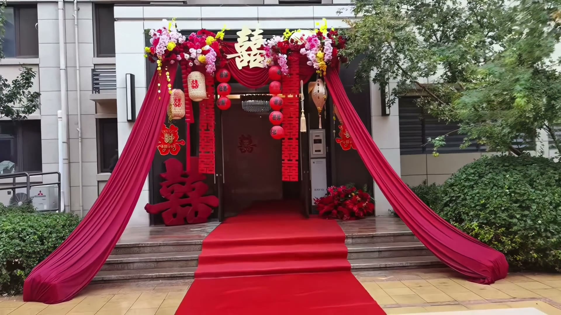 喜庆新中式南洋风单元门布置