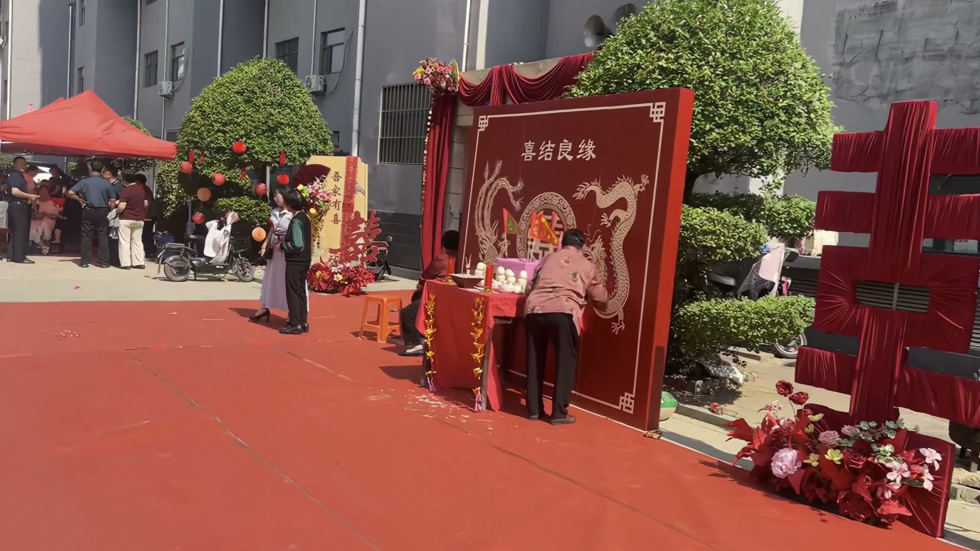 小区迎宾长廊布置