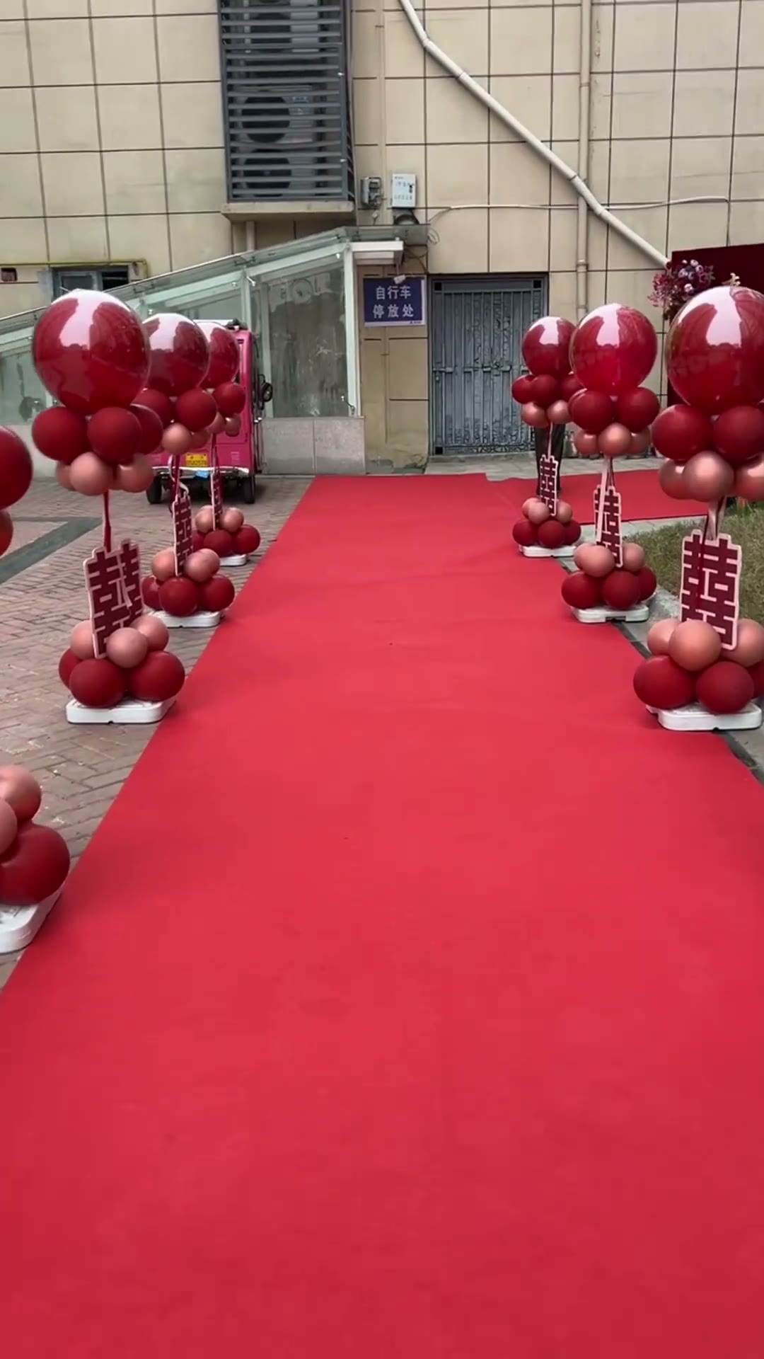 结婚小区单元门花拱门布置