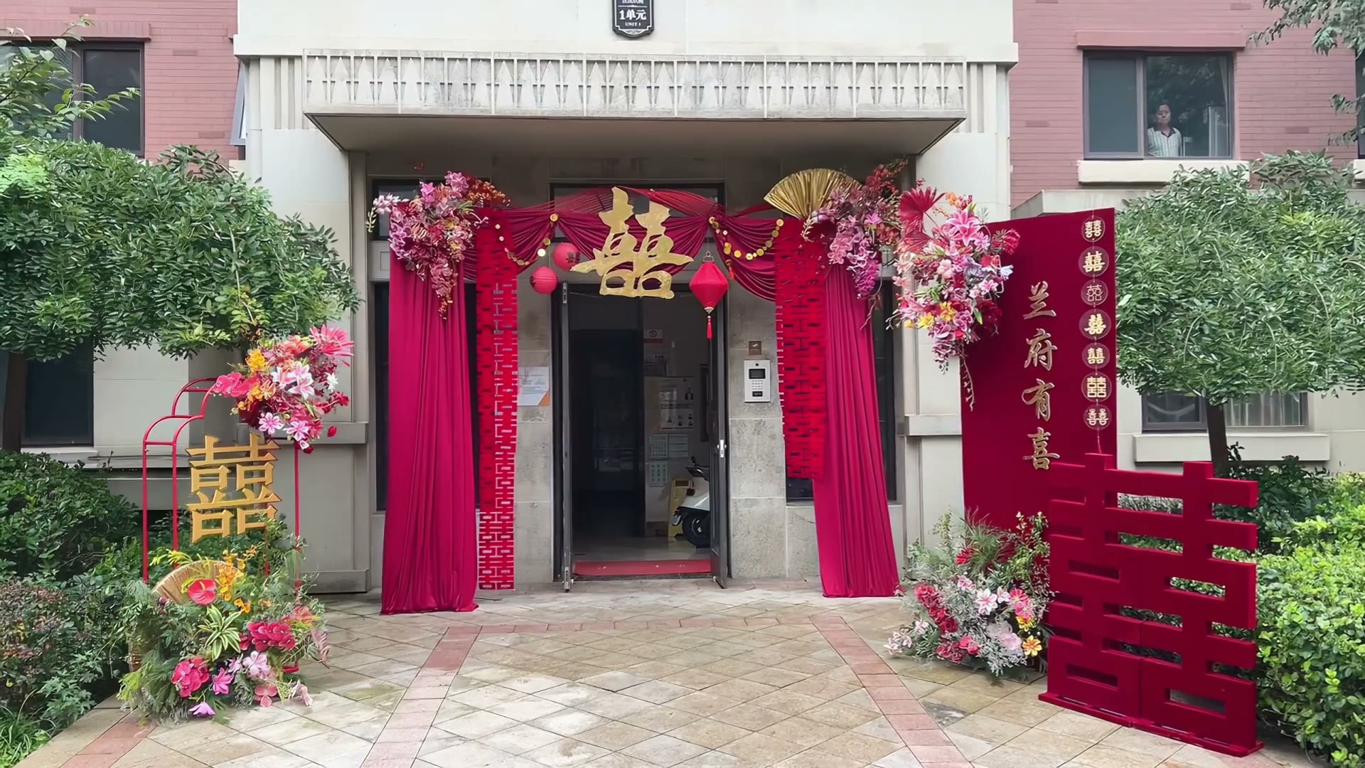 小区单元门红色系门头布置