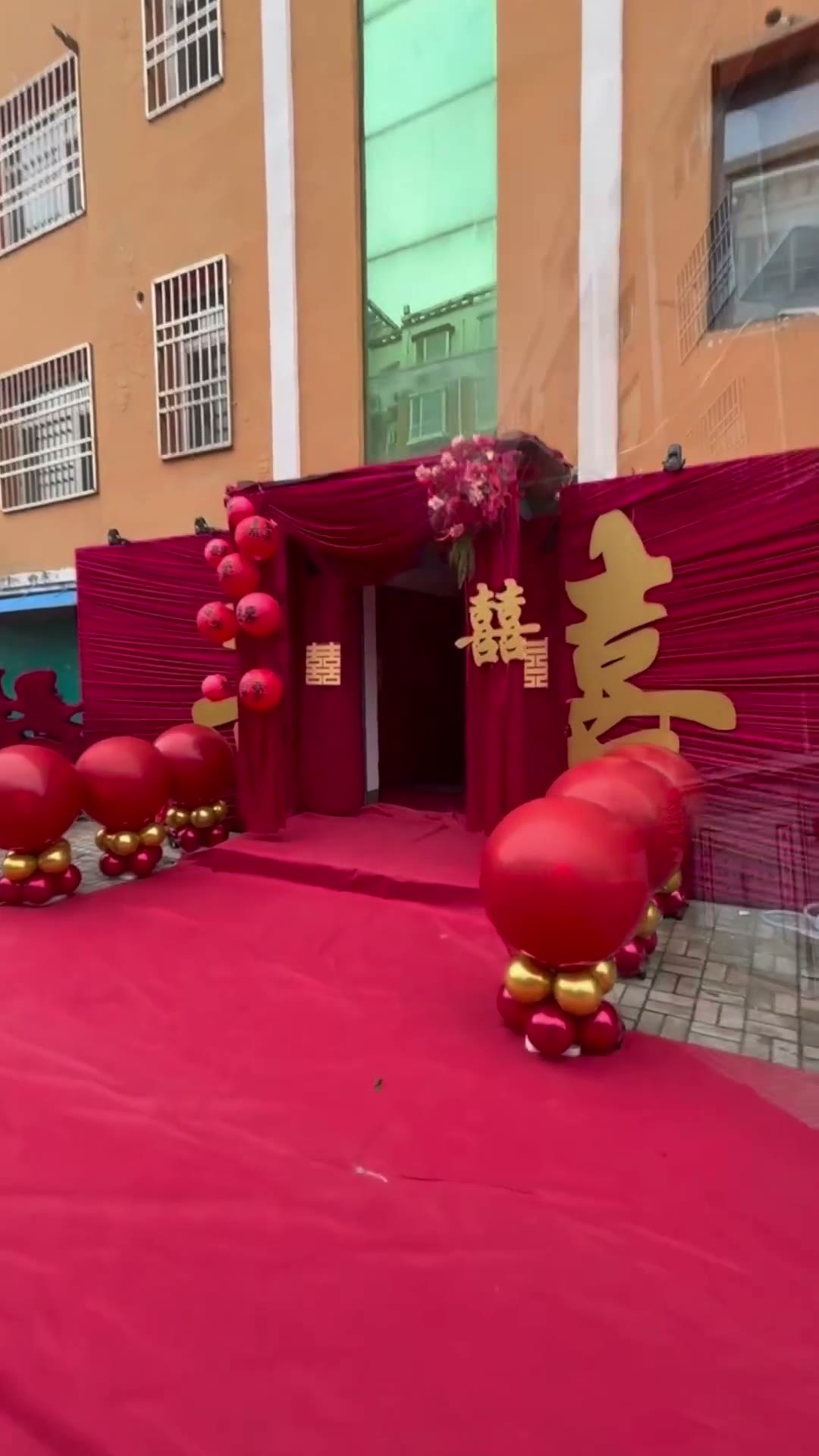 红色布幔小区单元门布置