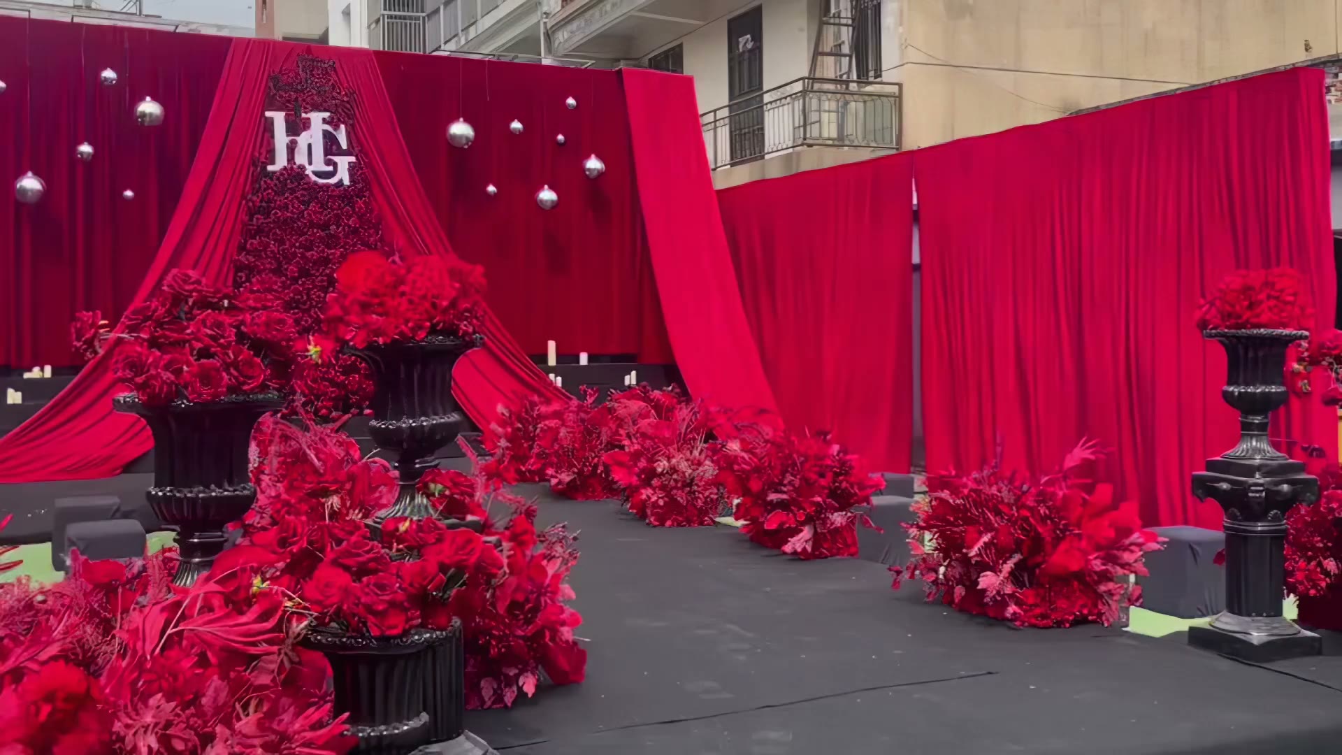 红黑复古风布幔花墙庭院婚礼