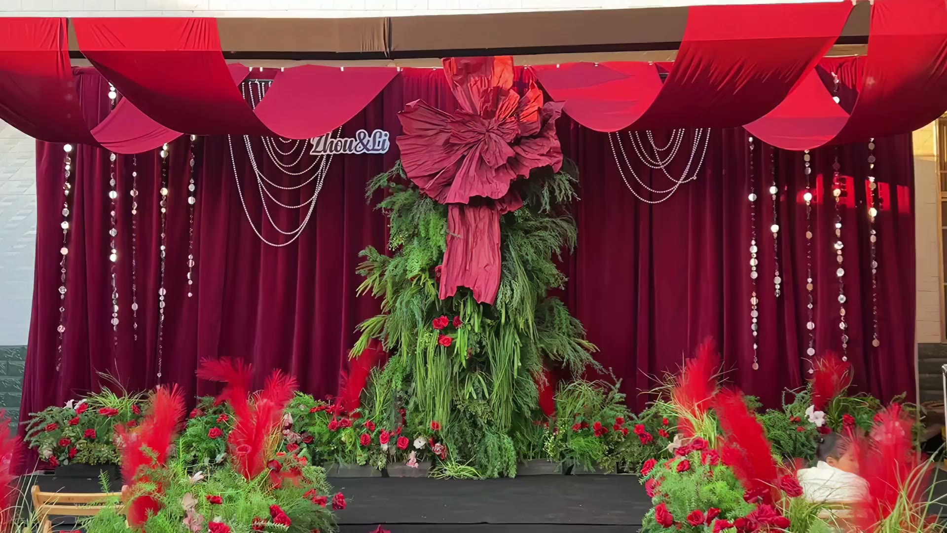 红色布幔蝴蝶结农村庭院婚礼