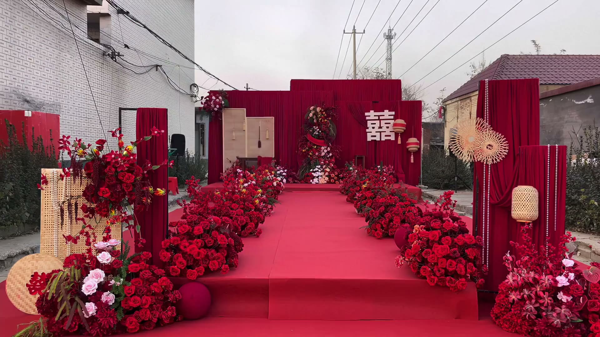 红色布幔小预算庭院婚礼