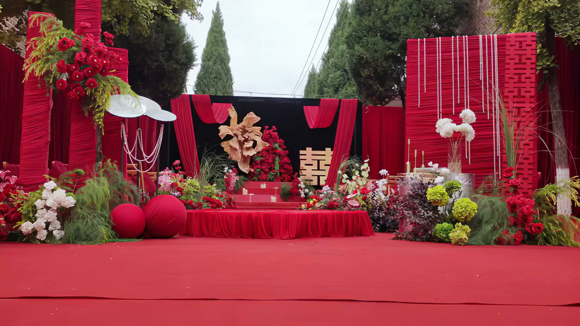 红色布幔圣诞风户外街道…