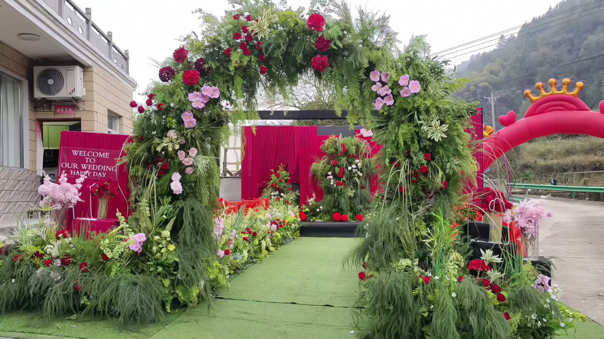 红色布幔野生感花艺庭院婚礼