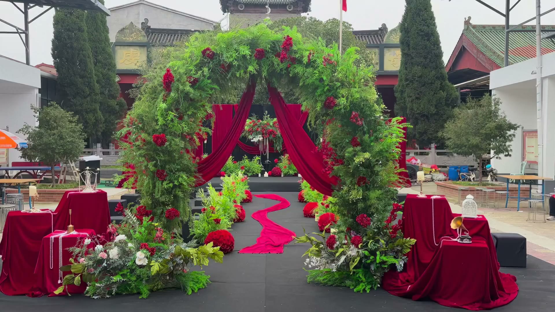 红色布幔自然风花艺祠堂婚礼