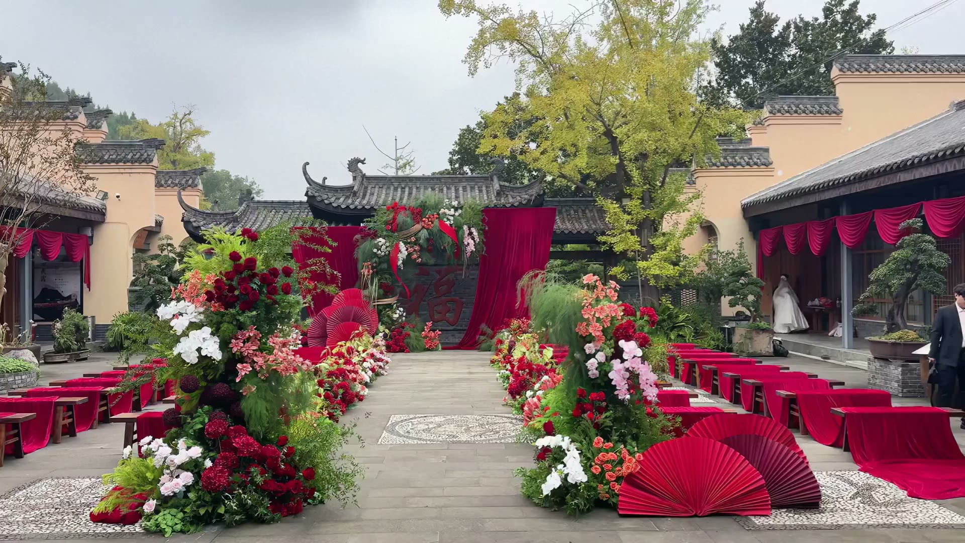 红色布幔庭院婚礼