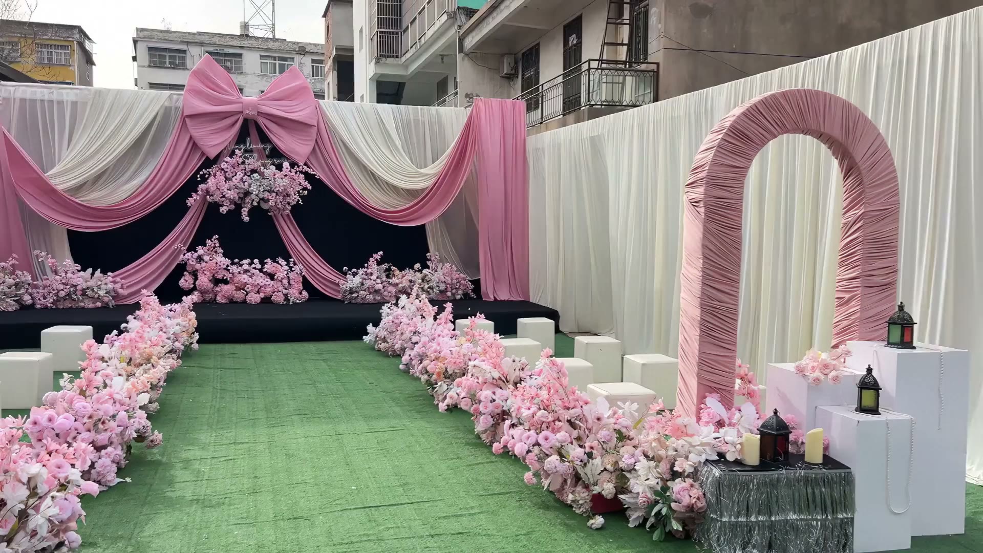 香槟色布幔粉色蝴蝶结庭婚礼