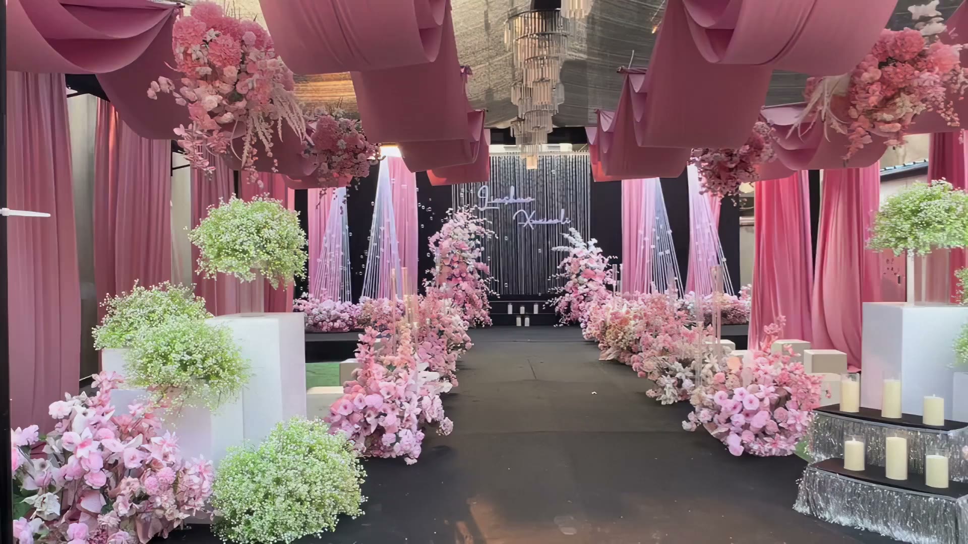 粉色布幔线帘庭院婚礼