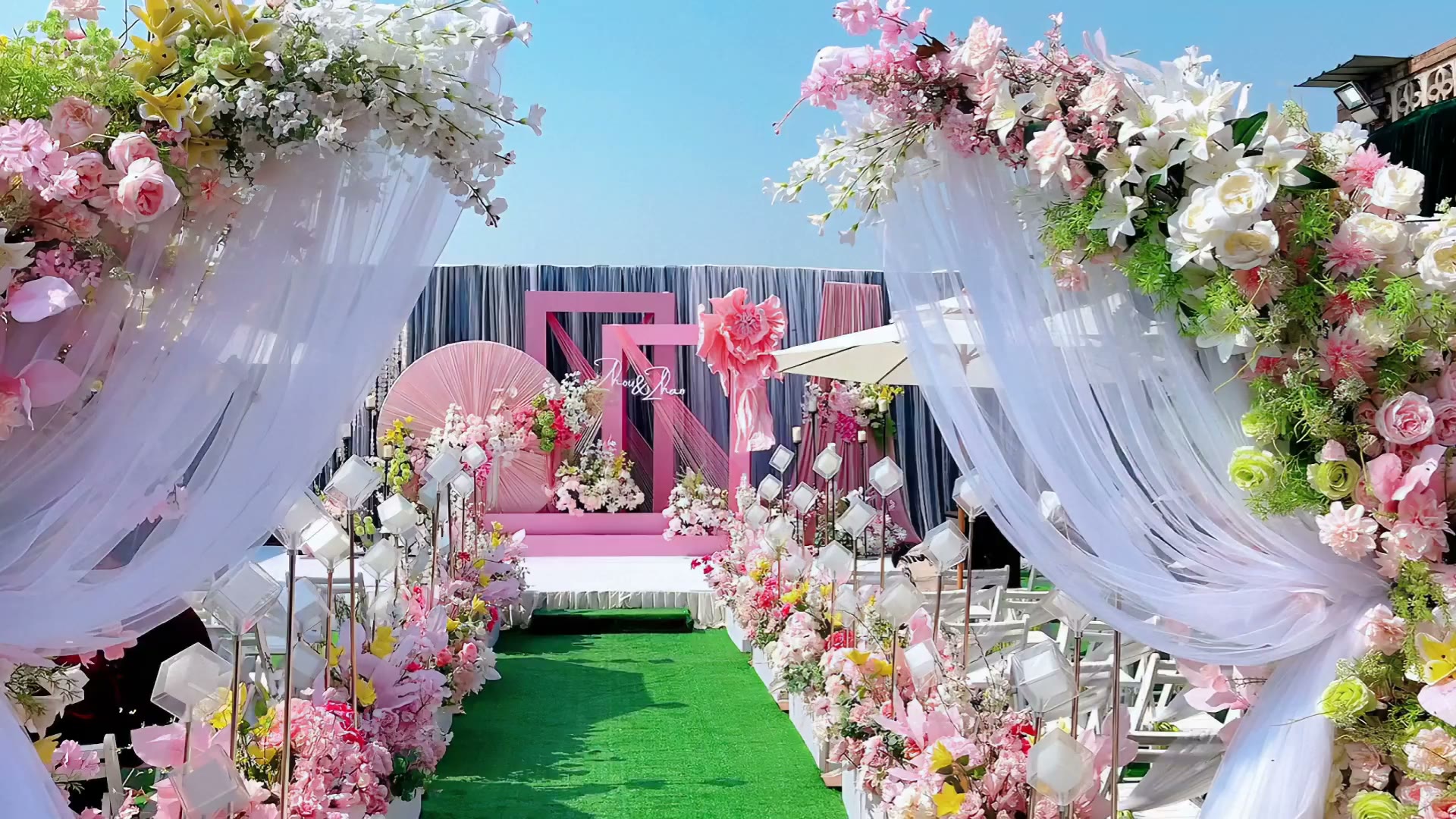粉色布幔彩虹线庭院婚礼