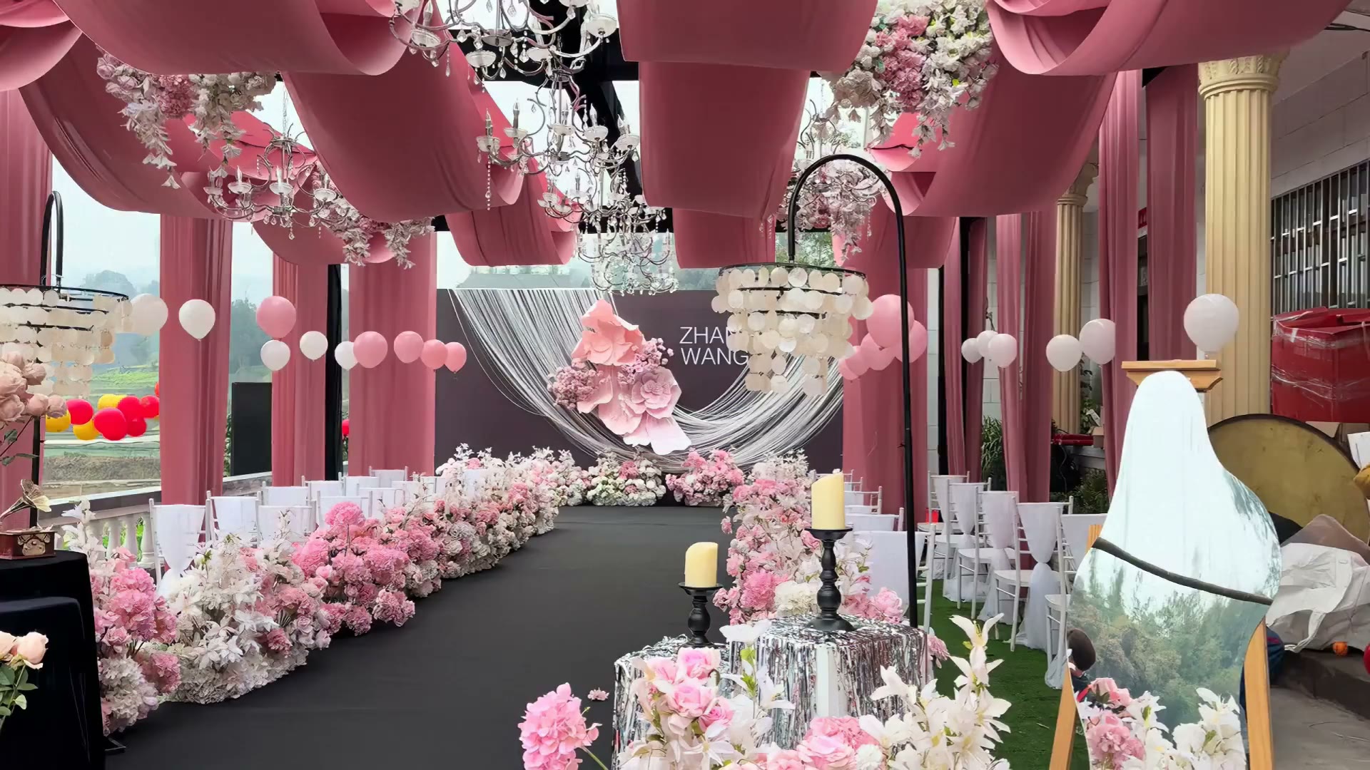 粉色纸花庭院线帘婚礼