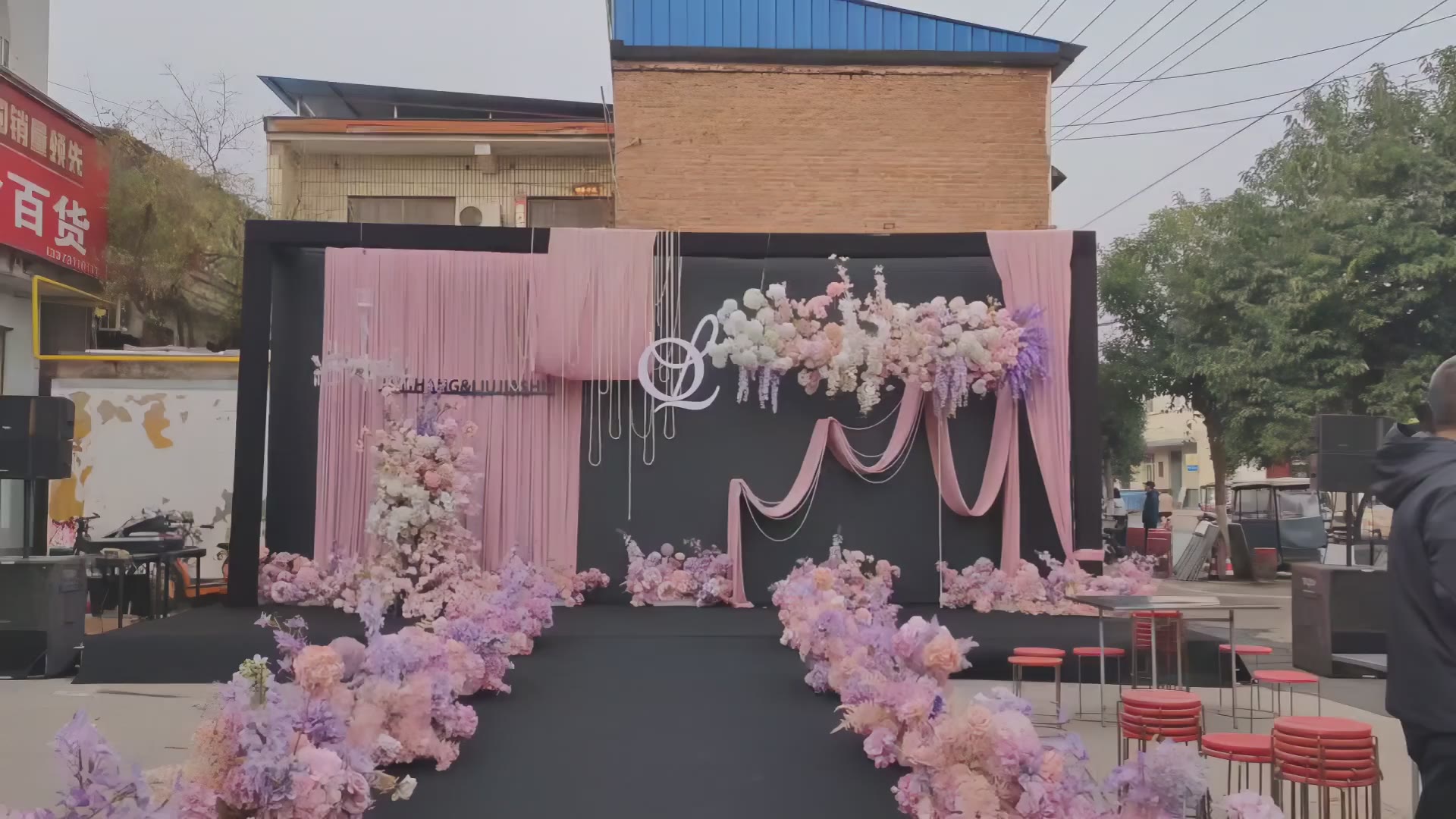 粉色黑色布幔街道婚礼