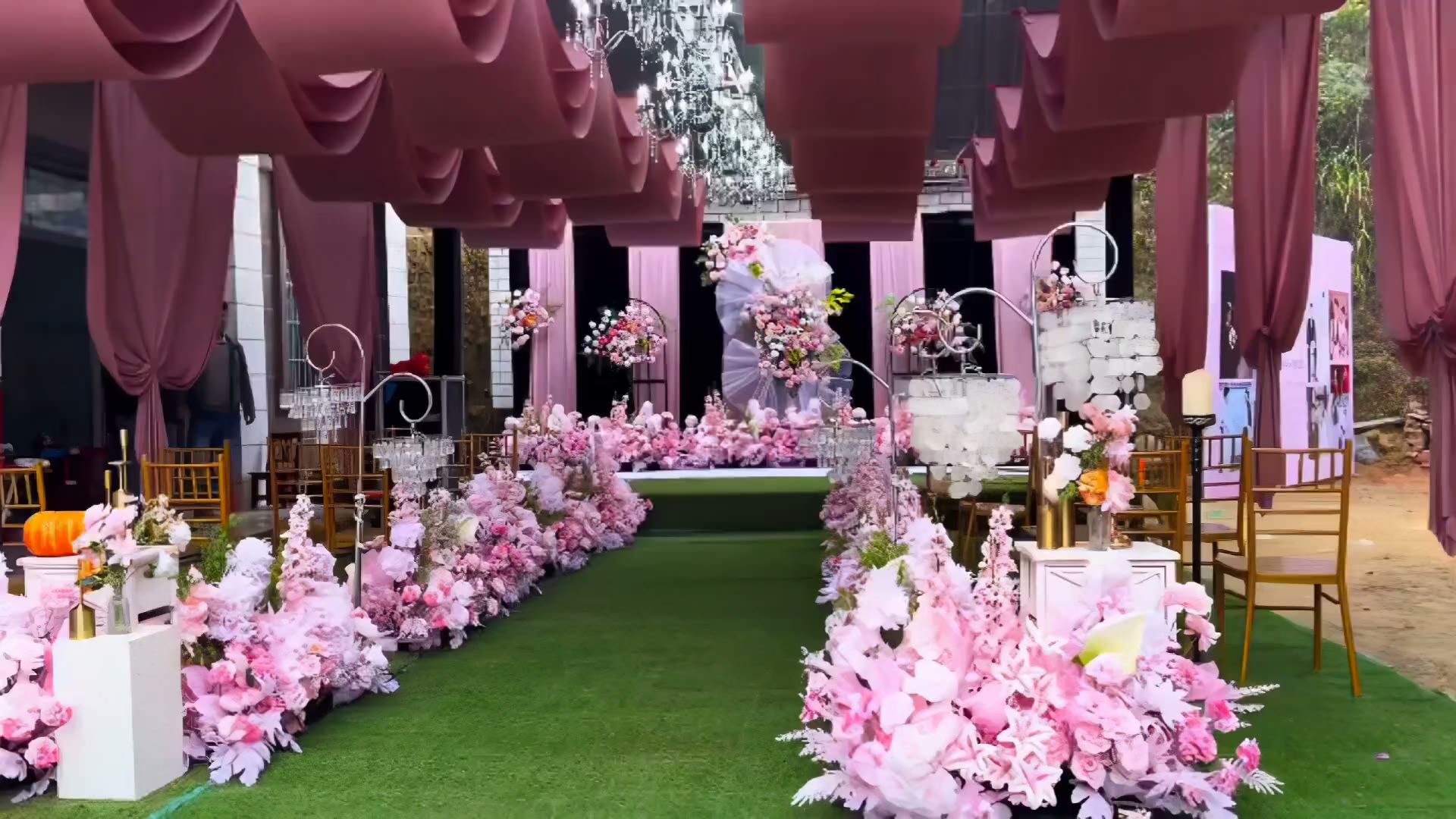 户外粉色少女心布幔婚礼