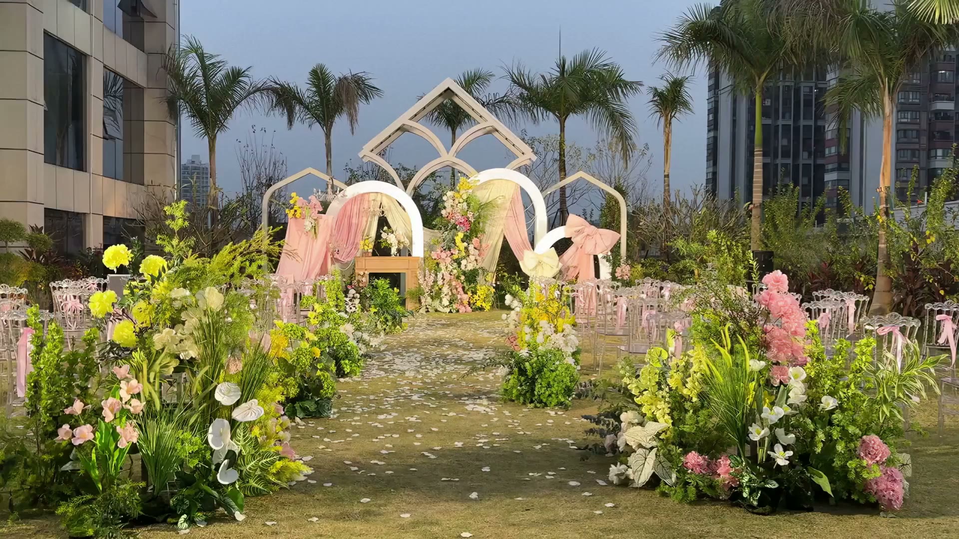 香槟粉布幔蝴蝶结草坪婚礼