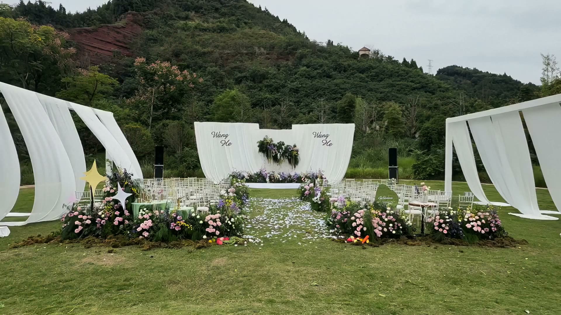 韩式白色布幔草坪户外婚礼