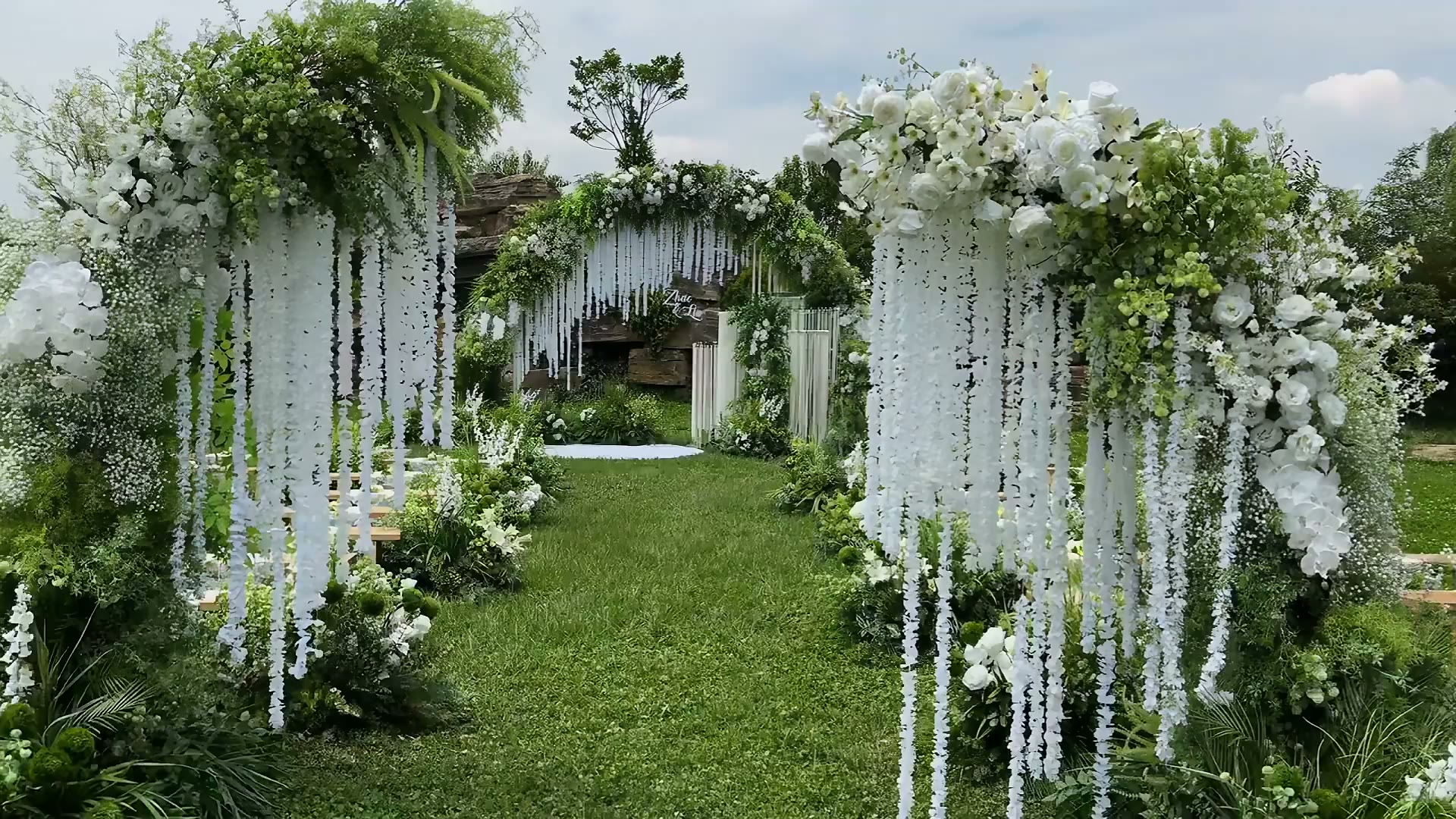 白绿色韩式线帘花串草坪婚礼