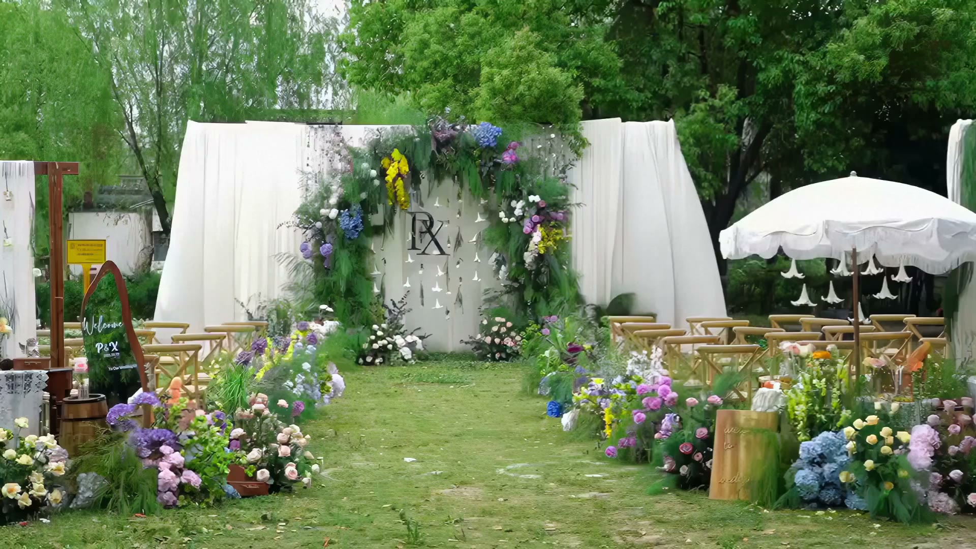 白绿色布幔自然系草坪婚礼