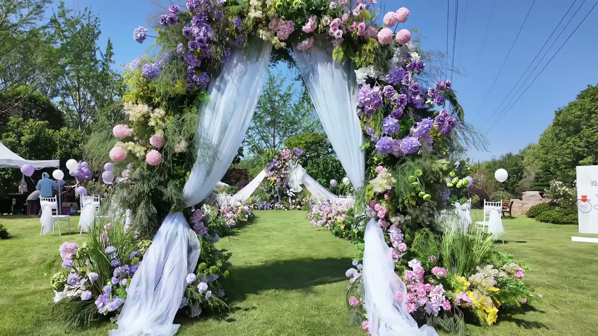 白紫色布幔草坪游园会婚礼