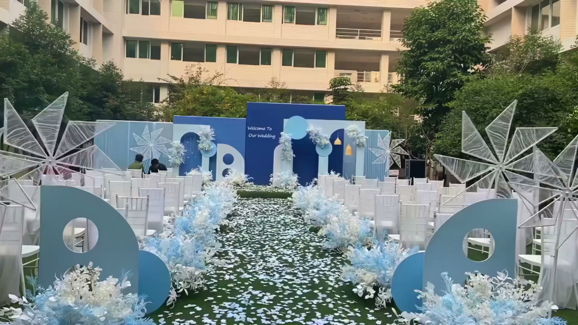渐变蓝色现代感简约室外婚礼