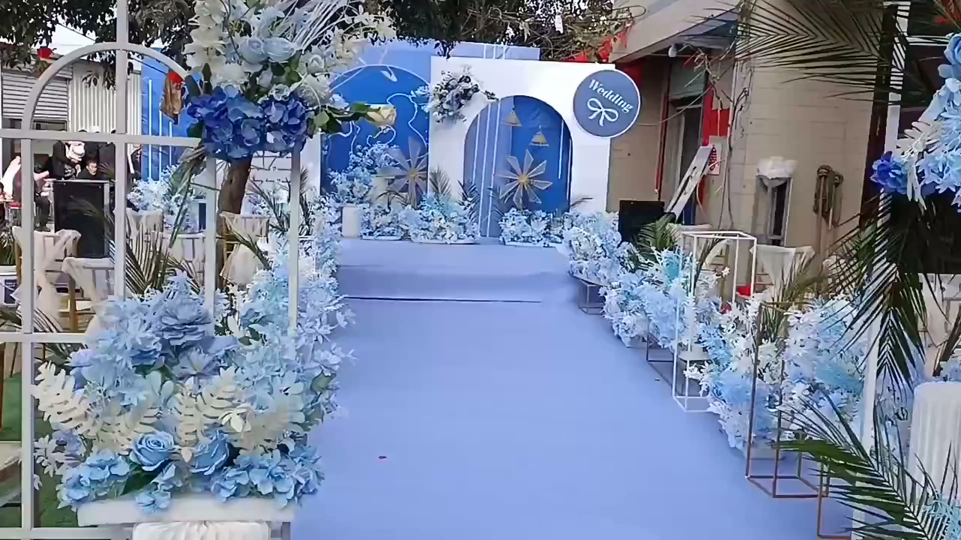 蓝白简约复古草坪婚礼