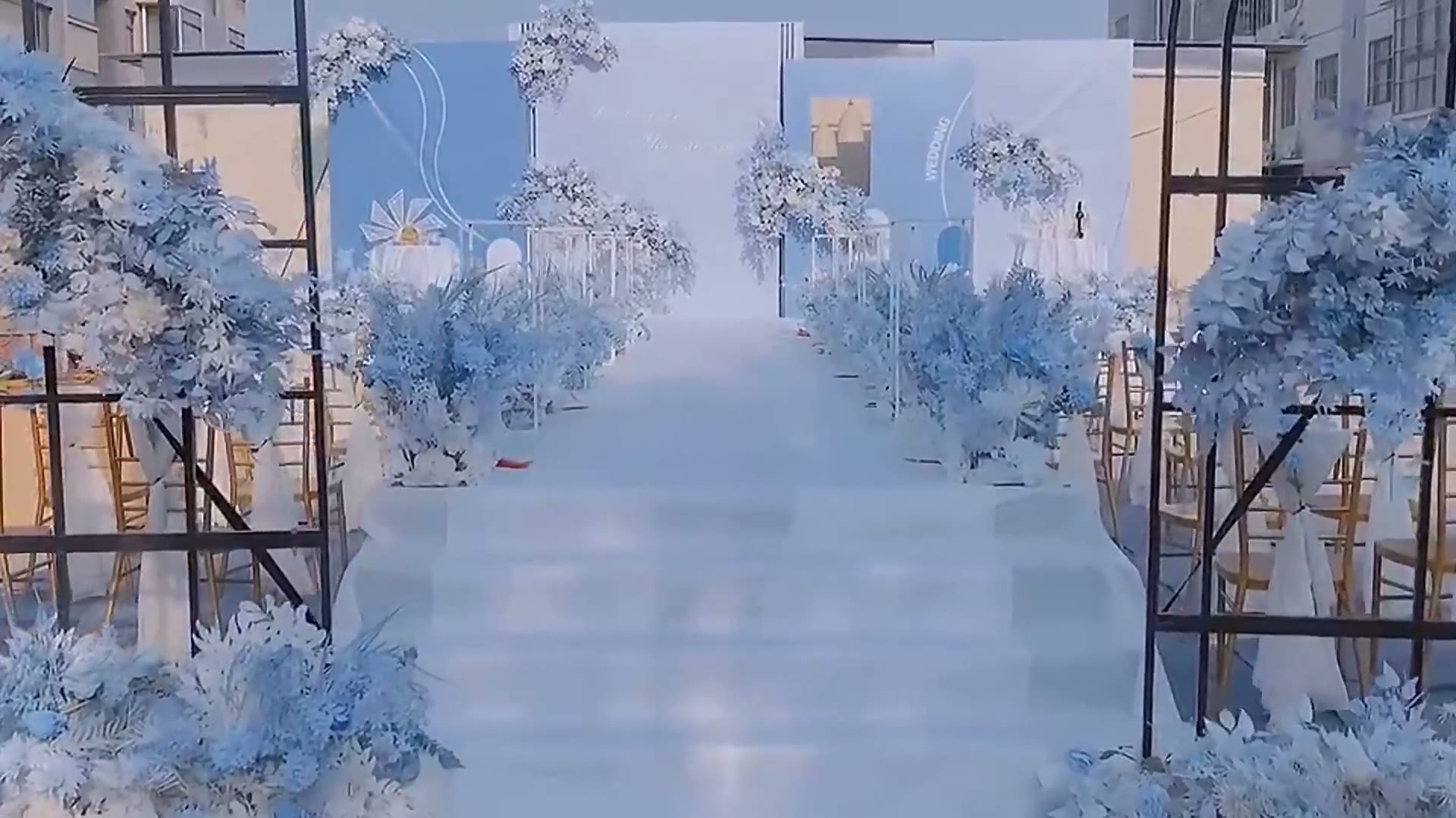 院子里简约蓝色小预算婚礼