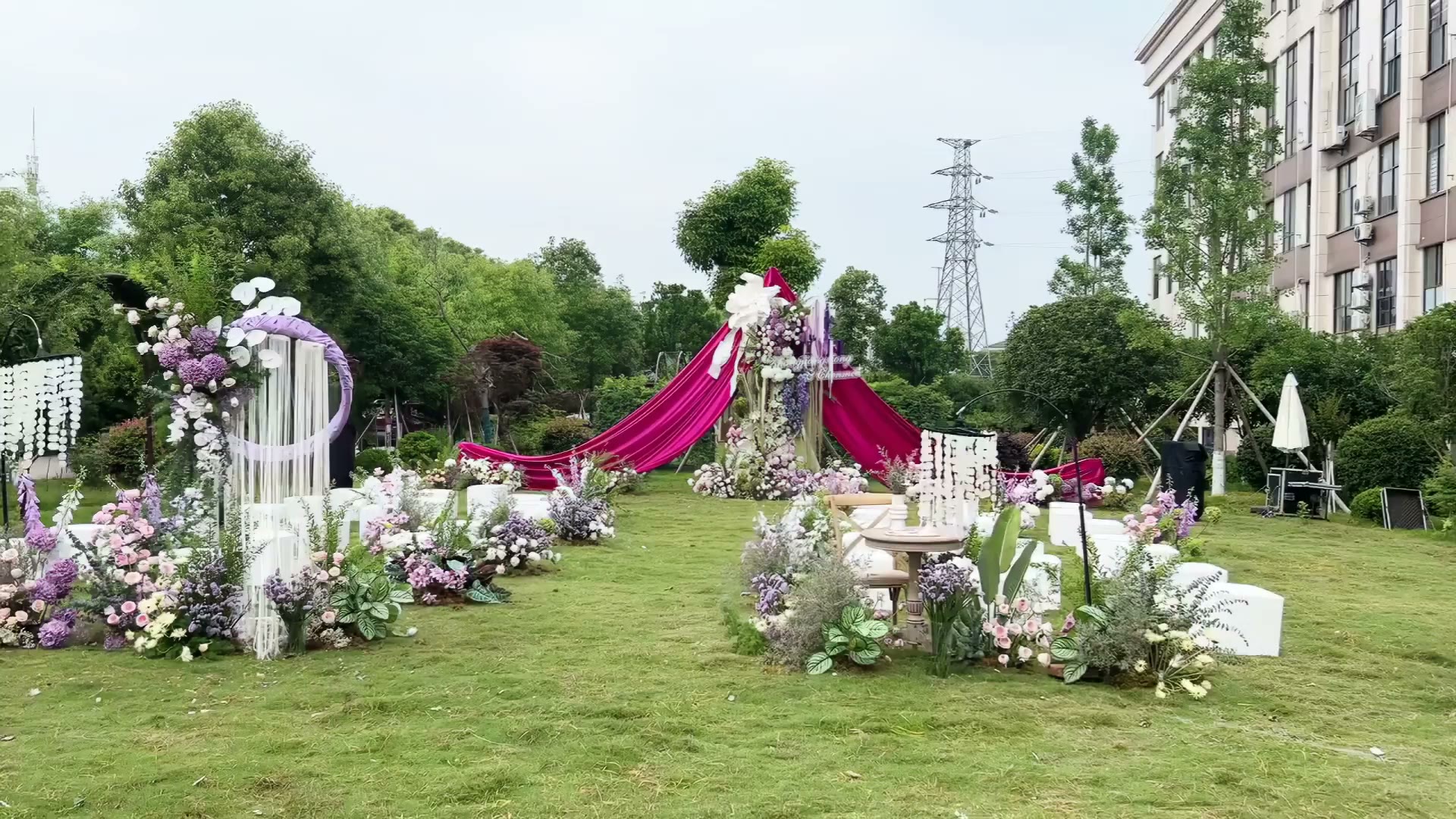玫红色户外布幔草坪婚礼