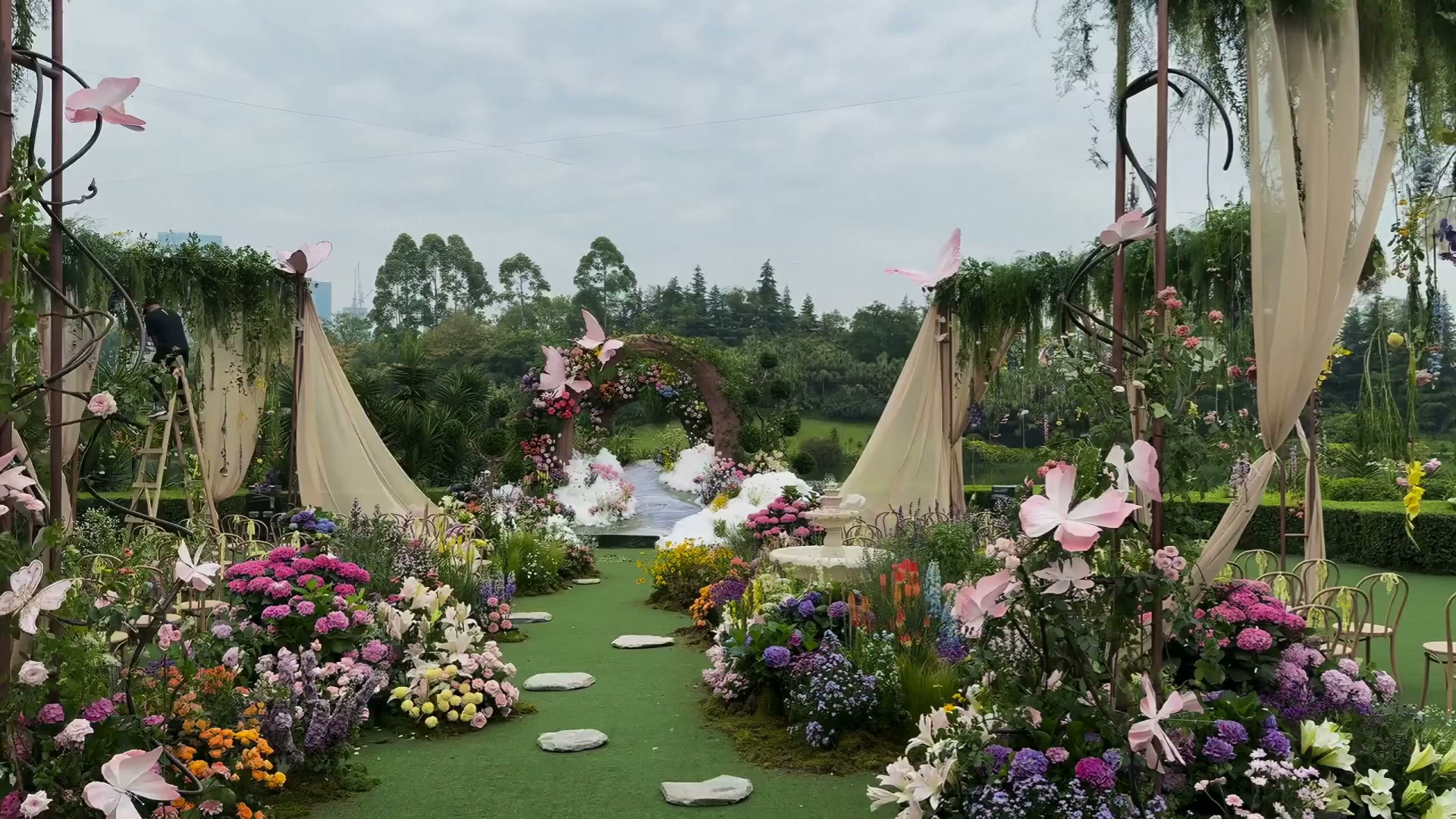 童话爱丽丝户外草坪婚礼
