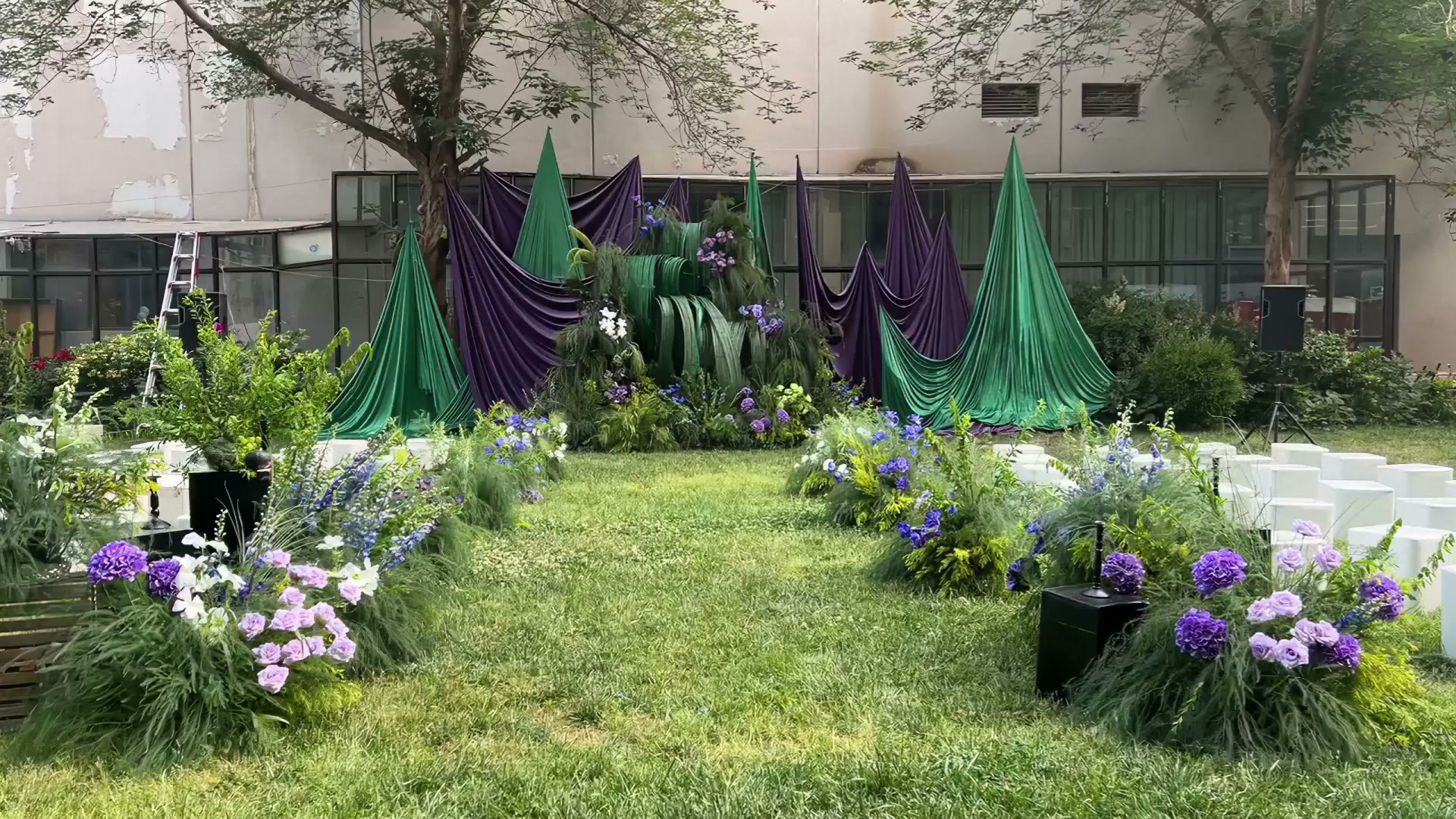 紫绿撞色布幔小众户外婚礼
