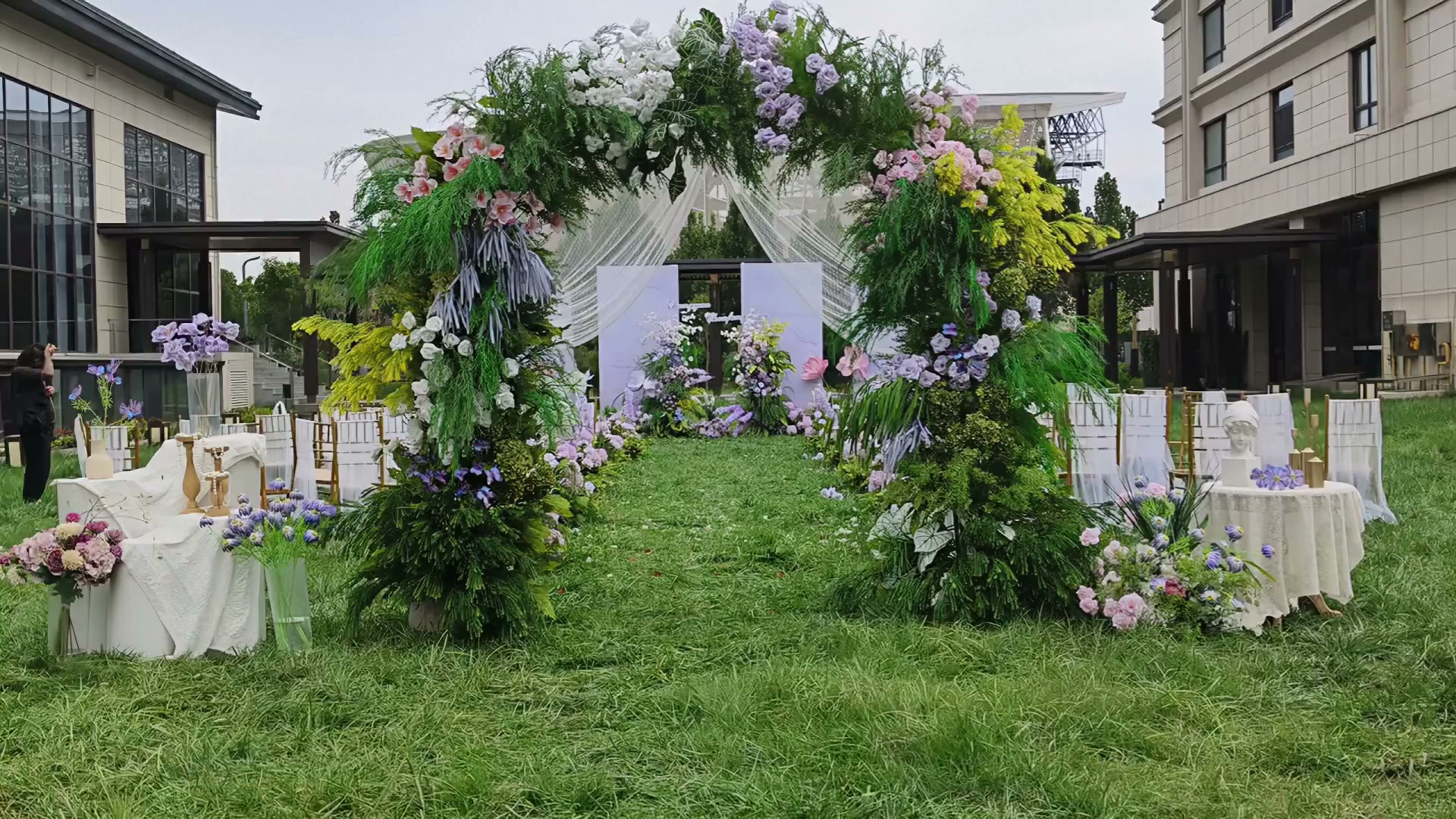 紫色简约莫奈花园风草坪婚礼