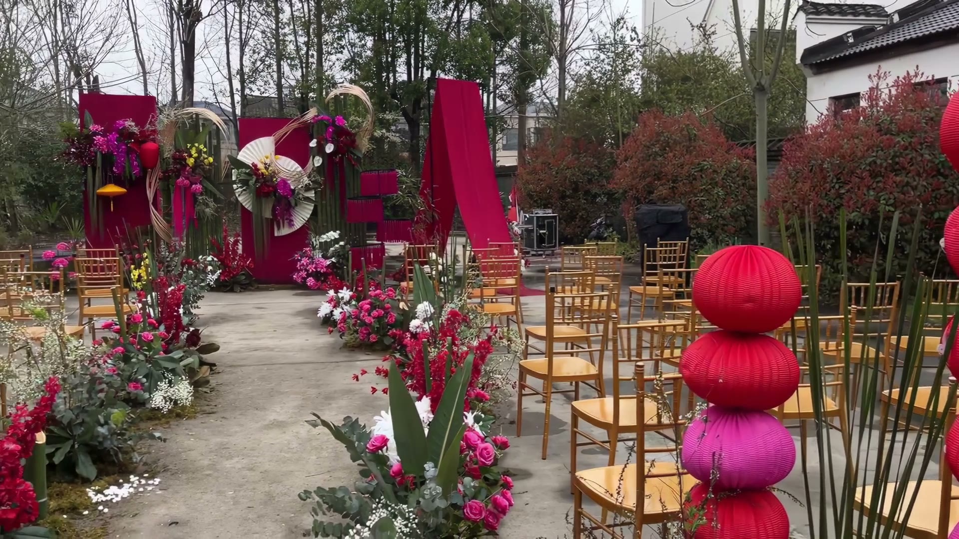 户外庭院玫红色新中式婚礼