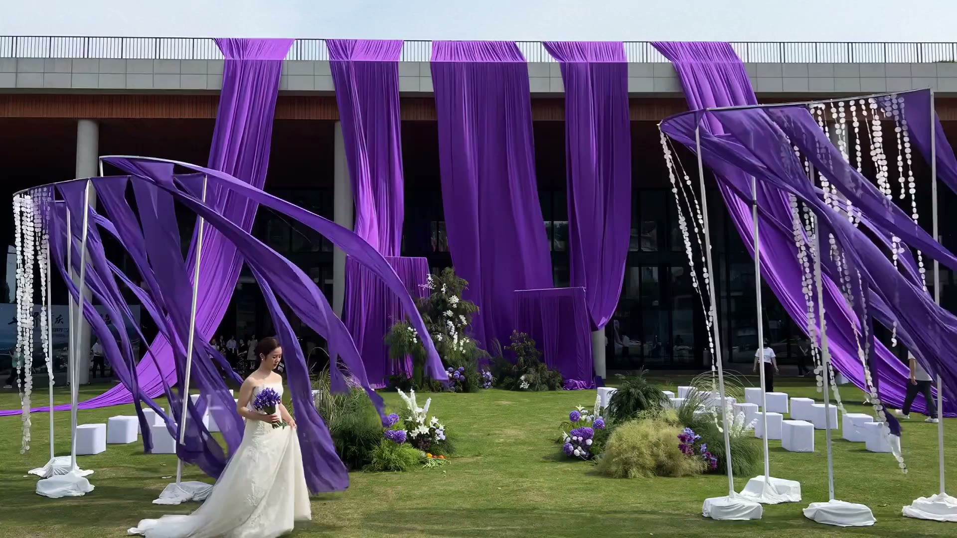 紫色系韩式挑高布幔草坪婚礼