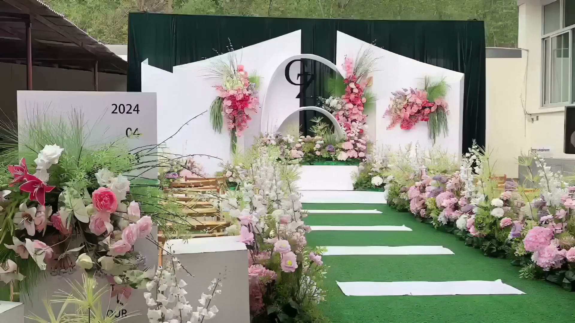 甜蜜白粉色小预算庭院婚礼